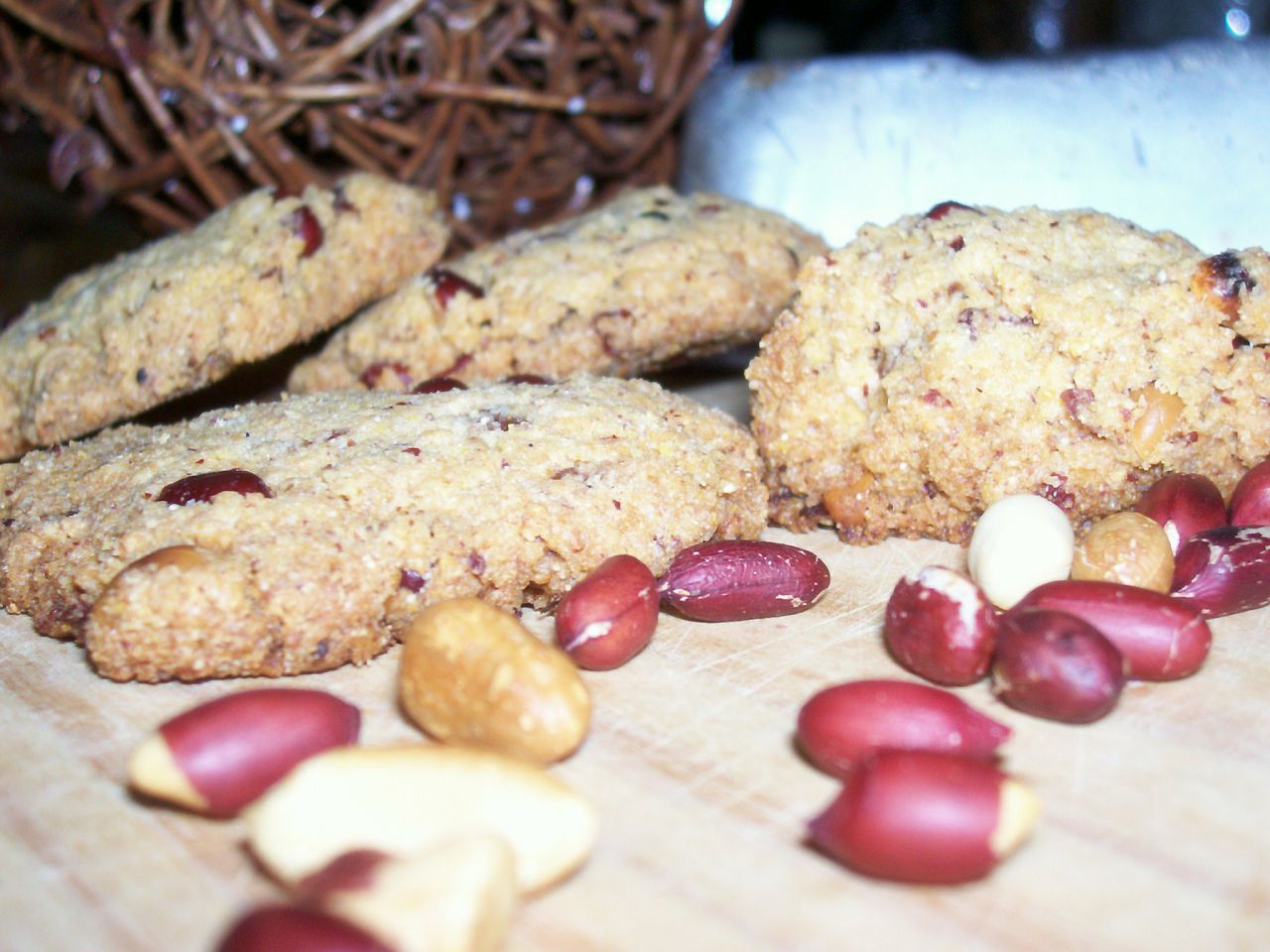 Les presentaremos una receta de galletas que le harán soñar, ser felices. Deliciosas, fáciles
de hacer, con ingredientes que tienes en casa. Unas Galletas de Mani, espectaculares… sin
gluten, sin huevo, le gustara a toda la familia.

Ingredientes
2/3 tazas mantequilla
2 tazas harina de maiz
1 y 1/2 cucharadita de vainilla
1 taza azúcar
1 taza chips de chocolate
1/2 taza mantequilla de maní
1 taza maní picado
Instrucciones
Mezclar mantequilla, vainilla y mantequilla de maní hasta formar pasta cremosa. Añadir
el azúcar y batir. Añadir la harina de Maiz, seguir batiendo. Añadir las chispas de
chocolate y mani picado. La masa será suave, no precisa reposo. Empapelar una bandeja
con papel de hornear y colocar masa en la misma a 1” de distancia entre una y otra
galleta. Llevar al horno precalentado y hornear durante 25 minutos a 350 grados. La
galleta despues de horneada es crujiente.
Notas al margen:
1.Mantequilla pueden cambiar por la misma mantequilla de maní.
2.Si tienen mantequilla de maní con trozos de maní pueden obviar el maní picado.
3.Chispas de maní por nibs de cacao.
Disfruten y compartan éstas deliciosas y nutritivas galletas.

Receta de la Chef Mavra Michelén