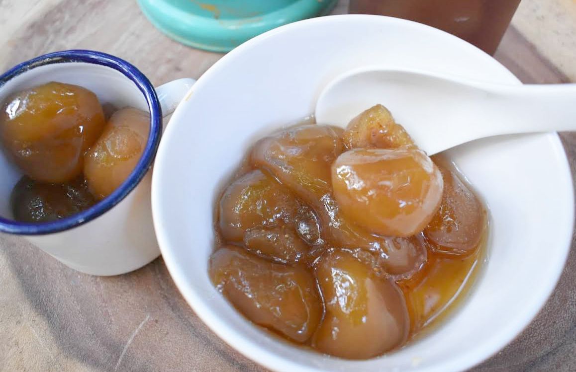 Dulce de higo, receta de Isabel María Castillo
Ingredientes 
1 Docena de higos maduros termino medio (pelados).
1 Libra y media de azúcar blanca refina

Preparación:
Colocar en una olla de fondo grueso 2 libros de agua e introducir los higos pelados. Dejar hervir por 20 minutos, poner el azúcar y una pizca de sal. Bajar el fuego y dejarlo por 2 horas más y siempre virtiendo chorritos de agua para que se vayan conservando poco a poco.
Si lo desea con almíbar y deshidratados, póngalos al sol en una bandeja hasta que ya no suelte más almíbar, volteando de vez en cuando.
