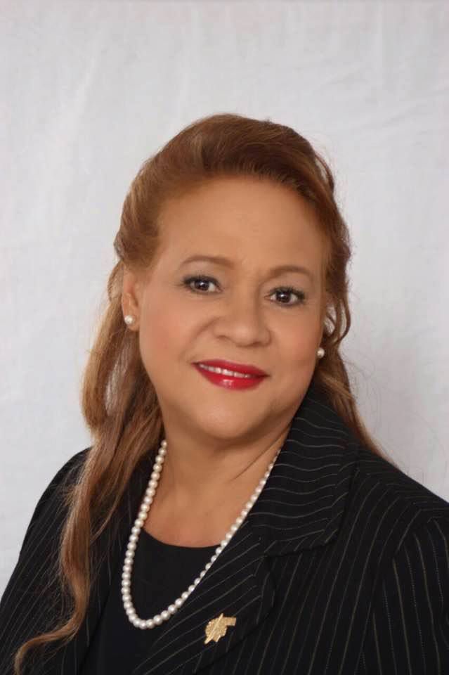 Coralys Aquino  es la única mujer dominicana certificada como Juez Internacional para competencias mundiales de fisiculturismo y una experta en el tema de alimentación saludable.

Entendiendo que la preparación es la base del éxito, realizó varios seminarios sobre alimentación y tomó varios cursos, seminarios y charlas para convertirse en juez para competencias de fisiculturismo en España, San Martín y Santo Domingo y otras ciudades.
 
“Desde hace más de 5 años estoy apoyando a la Federación de Fisiculturismo Internacional como Jurado, siendo la única dominicana que se ha destacado en esta disciplina”, subrayó.

Su mejor trabajo se ve reflejado en sus hijos, George Luis y Jhon Albert Estrella, a quienes apoya y orienta sobre los alimentos que deben consumir para mantenerse saludables y las herramientas necesarias que deben cumplir para obtener buenos resultados en las competiciones. Como resultado, ambos han alcanzado posiciones destacadas a nivel nacional e internacional.

Gerge Luis, por ejemplo, obtuvo el primer lugar del Mr. Olimpia en el campeonato realizado en Málaga, España en el 2016, fue campeón absoluto y mundial del Texas CUP 2016, obtuvo el tercer lugar del Arnold Classic Ohio 2015, el segundo lugar del Arnold Classic Brasil en el 2014 y fue el campeón absoluto obteniendo el primer lugar del Mr. República Dominicana en el 2013. Jhon Albert, por su lado, fue el ganador del primer lugar del Mr. República en el 2013 y 2014  así como otros premios.

A los jóvenes, que al igual que sus hijos deseen emprender en este deporte, les aconseja que no dejen de luchar por sus sueños y que tengan pendiente que en el camino siempre tendrán obstáculos al momento de realizar el fisiculturismo o cualquier otra meta que se planteen, pero que con mucha disciplina, dedicación y sacrificio, pueden alcanzar sus objetivos.

