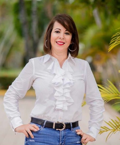 Una emprendedora que da siempre lo mejor de sí
Angelina Cocco González tiene una experiencia de más de 18 años en el área de hotelería. Actualmente la ejecutiva trabaja como directora de ventas del Puerto Plata Village e igualmente maneja la dirección de operaciones del mismo hotel. 

A lo largo de su trayectoria  en cadenas hoteleras como Accor –con sus tres hoteles Sofitel y Mercure en la Zona Colonial-, Be Live y Puerto Plata Village, su trabajo ha sido reconocido entre los mejores.

“Fui reconocida tres años consecutivos en el 2015, 2016 y 2017 como la mejor directora de ventas por The Caribbean Gold Coast Award, donde fuimos nominados los directores de ventas de la Zona Norte. También, en el 2017, la producción general de los Premios Puertoplateños Sobresalientes y Brugal me nominaron en el renglón ejecutivos hoteleros del año”, destacó.

Cocco asegura que la clave de su éxito ha sido trabajar con perseverancia y dar lo mejor de sí cada día: “Cada día tiene su afán, este es un negocio de servicio y el servicio de se brinda diario, así que cada día iniciamos con la meta de ser mejores en lo que hacemos”, confiesa.	

A las mujeres, que al igual que ella desean emprender, les aconseja que tengan pendiente que “por cada vez que caigas debes levantarte dos veces, lo importante no es nunca haber caído, sino las veces que te has levantado y logrado ser mejor cada día”.
