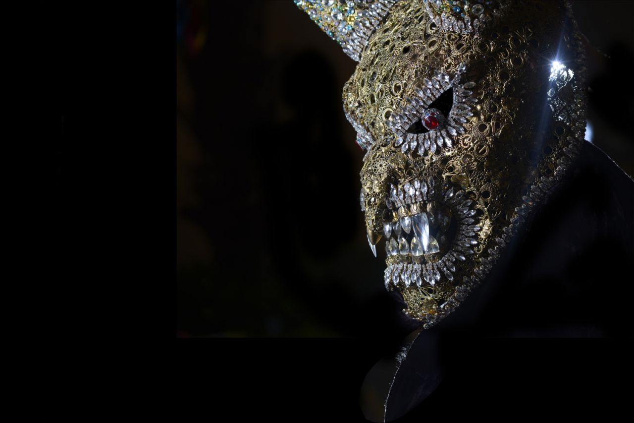 Las máscaras de metal representan aquellas que eran usadas por los caballeros mediavales, quienes la usaban a base de este material para protegerse en sus luchas, y en algunos casos, se diseñaban con muecas faciales para demostrar el carácter de quien las portaba.
