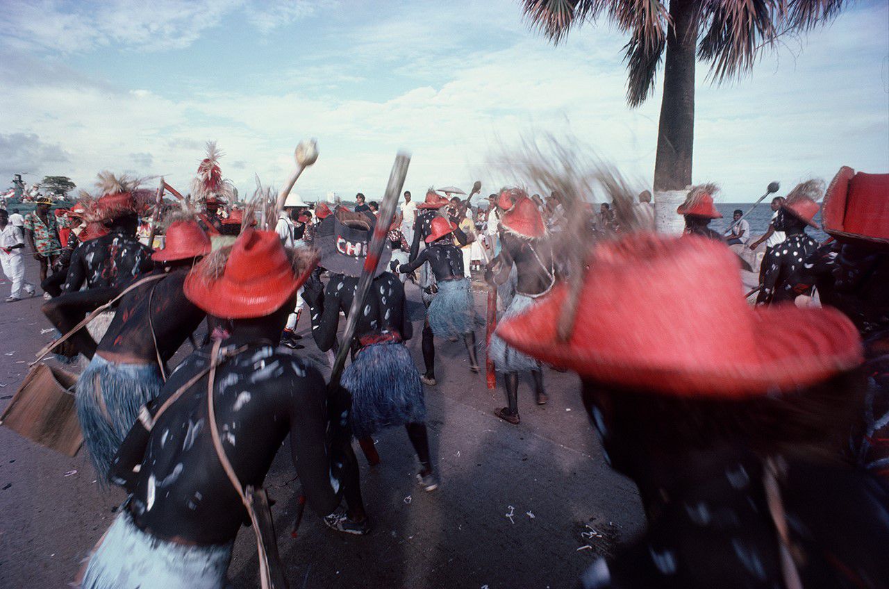 Los Tiznaos visibilizan la presencia y rebeldía africana en el carnaval de la capital. 
Estos personajes, que pintan sus cuerpos con carbón y aceite quemado, figuran entre los personajes más populares del carnaval dominicano.