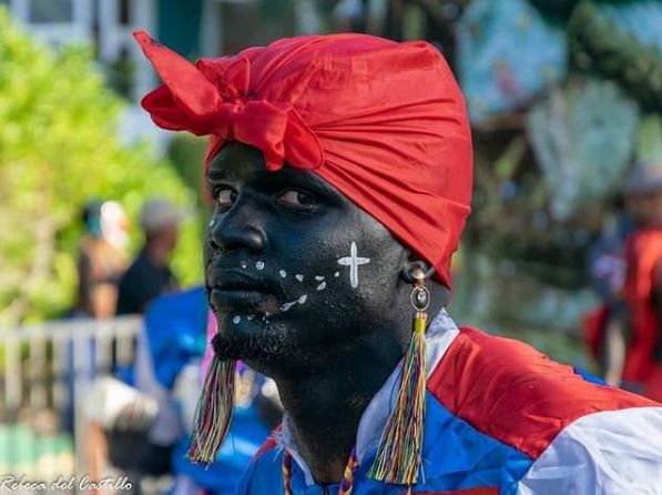 El personaje de Los Brujos son una representación de aquellas personas mágico-religiosas a las que atribuyen poderes sobrenaturales, lo relacionan muchos dominicanos con la provincia San Juan de la Maguana.