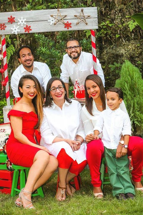 Ana María Pellerano Paradas es del centro de instrucción ´Padres de Hoy, un espacio dedicado a la educación y orientación para padres en que se puede obtener información valiosa para mantener un embarazo sano, consejos para la crianza de los hijos desde sus primeros días de nacidos y su formación académica, para las relaciones de pareja e incluso para la vida del hogar desde temas tan importantes como el manejo de las finanzas hasta cómo decorar la casa.

Poner en marcha este proyecto fue un reto para ella: “Abrir las puertas de Padres Hoy en 1993 fue todo un reto, por un lado iniciaba un proyecto nuevo, soñado, y por otra parte, vivía la toma de decisión de finalizar un matrimonio de 9 años y tres hijos. (…) Luego con un segundo matrimonio, el reto de manejar una casa con 5 niños y 7 en verano, era caótica en ocasiones pero encontré la logística más efectiva para manejar la situación y gracias a ello, en 1998, inauguré ´Retoños´, que fue un centro educativo a nivel preescolar y primaria”.

Parte de su éxito estuvo en su decisión de convertirse en una madre interesada en aprender otras cosas y crecer profesionalmente. “Crecer profesionalmente, tuvo como consecuencia más madurez y disfrute de mis hijos.  Me sentía más en balance”, confesó.
