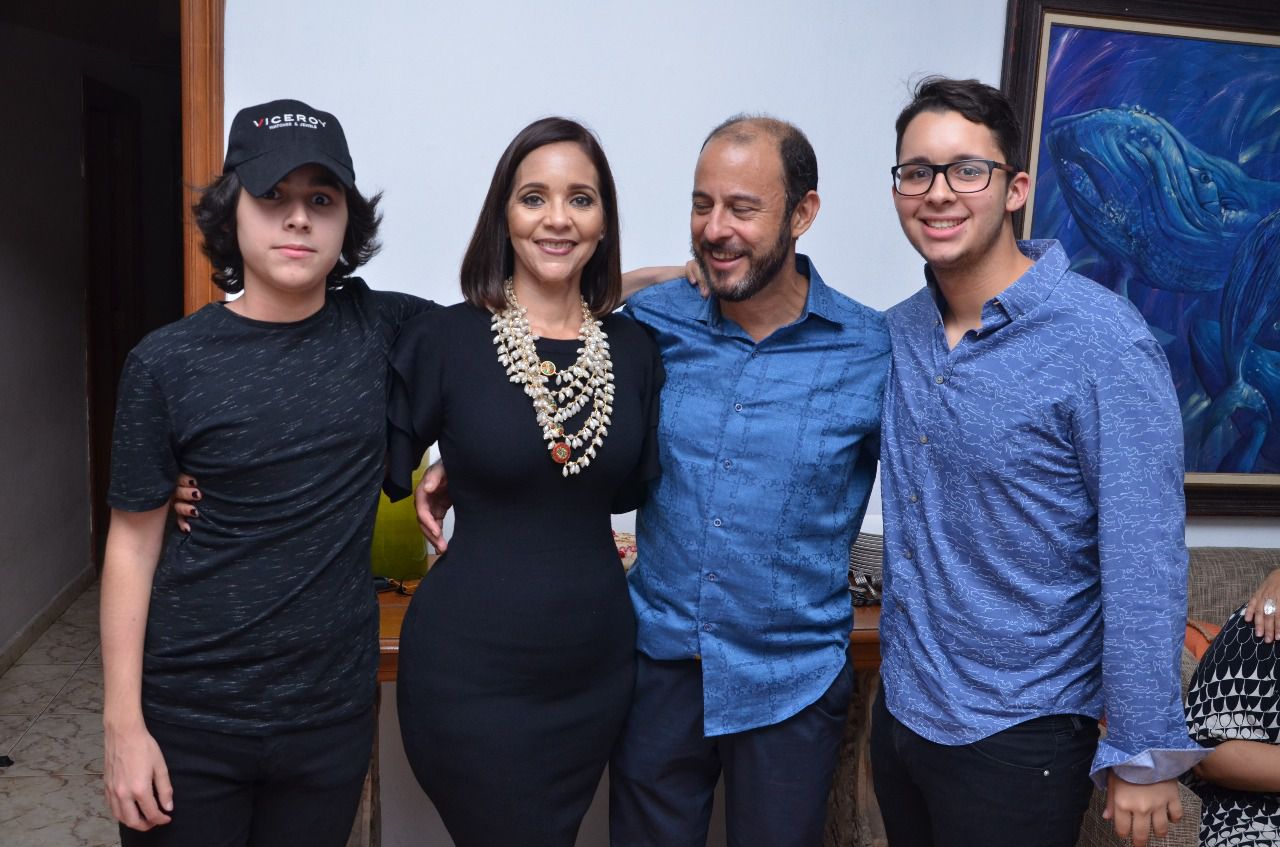 Una profesional de la comunicación con estilo único
Una mujer que ha llevado su vida por el camino del éxito, ya que desde muy temprana edad decidió que su vida profesional no estaba completa, sino estaba apoyada por su familia, con quien dijo sentirse plena, ya que son un núcleo indestructible, donde el amor y  la comprensión se fusionaron de la mejor manera, dando como resultado una familia estable
La comunicadora, nos habló para Diario HIspaniola, ´En la vida tiene que existir un equilibrio y un balance en todos los aspectos. Lo primero que tienes es que identificar tus prioridades y si decidiste traer seres al mundo fue para formarlos, guiarlos e inculcarles valores, sin renunciar al mundo profesional necesariamente. Por fortuna en República Dominicana tenemos un sistema de ayuda, tanto de la familia, como de los asistentes en la casa y esto nos salva en muchas situaciones donde debemos estar trabajando en un proyecto hasta tarde o cuando se nos presenta un compromiso laboral¨.

Con gran satisfacción dijo, en mi caso tuve mucha ayuda de mis padres y cuando mis hijos estaban pequeños ellos todos los días se los llevaban a su casa hasta que yo llegara del trabajo, con todo y niñera, para supervisarlos de cerca. Luego a medida que van creciendo y asistiendo al colegio en la mañana y en las tardes otras clases entonces me repartía con mi esposo y mis padres esta responsabilidad. 

Pero siempre con la necesidad de estar lo más cerca de ellos, y logrando muchas noches llegar antes que se durmieran,  para compartir un rato con ellos y los fines de semana libres eran totalmente dedicados a ellos.

Hoy día una mujer visionaria, con cualidades que la adornan, es una triunfadora en el plano profesional  y en los últimos aNos una estilista de moda, rol que combina a la perfecciona con su tipo de trabajo que,  hoy puede saborear sus frutos, los que se encuentran en otra etapa,  ya son hombres, de 19 y 17 años que se desenvuelven con mucha autonomía y responsabilidad. Dios me ha premiado con dos joyas: jóvenes respetuosos, excelentes estudiantes, amorosos, que velan por sus abuelos y que aman compartir en familia con nosotros.
Pasar un día con sus hijos implica llevar al cole a Mauricio a las 7 de la mañana momento en el cual le permite compartir y hablar con él , mientras Jean ya es universitario,  está inmerso en sus estudios, pero al mediodía almorzamos juntos, ya en la  tarde cada uno cumple con sus compromisos de trabajo, de estudios y personales que tenga. Nos encanta ver películas y series y aunque no las vemos juntos porque los horarios son diferentes nos recomendamos y comentamos entre nosotros. Sin dejar de  hacer algo los cuatro juntos, ya sea almorzar o cenar en un lugar o ir al cine los fines de semana.

Claudine comparte la tarea de ser padres con Juan Isidro, su  esposo,  que aunque  es el fuerte, el que siempre tiene el “no” en la punta de los labios y yo soy un poco más permisiva, pero lo bueno es que mis hijos conocen que hay límites y que no todo se puede hacer cuando se quiere sino cuando se puede.

Una mujer que ha inculcado valores  a sus hijos con el comportamiento de uno mismo, no es una clase que uno se aprende y se las enseña a ellos, son acciones que ellos ven día a día en el hogar. Por ejemplo, mi esposo y yo nos ha tocado la tarea de cuidar de nuestros padres envejecientes y ellos han visto eso y son los primeros que dicen vamos a ver a los abuelos, o van a comprarle un helado a mami sin yo decirles nada, la llaman por teléfono, le reciben las llamadas con toda la paciencia y amor del mundo aunque ya le hayan preguntado lo mismo hace media hora. Creo en que los hechos son los que forman bien o mal a un individuo, lo que ve en su casa diariamente. Si nunca nos han visto tirándonos los trastes ni ejerciendo violencia para tratar los problemas, dudo mucho que mañana tengan ese tipo de comportamiento.

Una mujer dedicada a su familia que encontró  su joya mas preciada en sus hijos, dijo que  ¨Me encanta que sigan su corazón, que hagan su propio camino y si es una de las profesiones de nosotros (él es abogado yo periodista), amén los apoyo incondicionalmente. Jean eligió la economía y Mauricio aún no está decidido, pero le encanta la literatura por lo que creo puede inclinarse por esta área.
