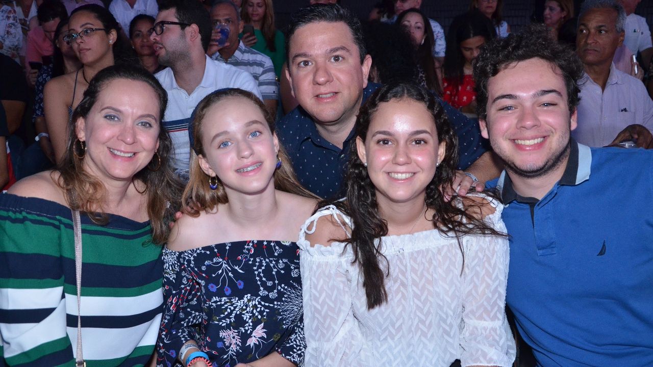 Mariana Genao junto a Vera, Alfredo, Isabella y Daniel Pappaterra.