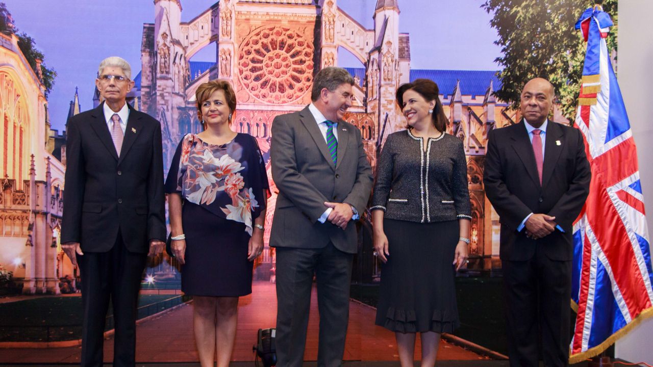 Viceministro Vinicio Tobal Ureña, Sharon Campbell, Chris Campbell, Dra. Margarita Cedeño, Dr. Milton Ray Guevara.