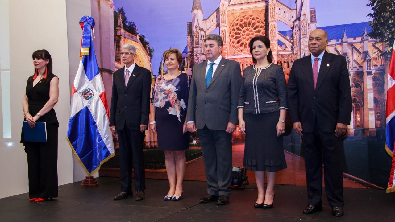 Miriam Stern, Viceministro Vinicio Tobal Ureña, Sharon Campbell, Chris Campbell, Dra. Margarita Cedeño, Dr. Milton Ray Guevara.