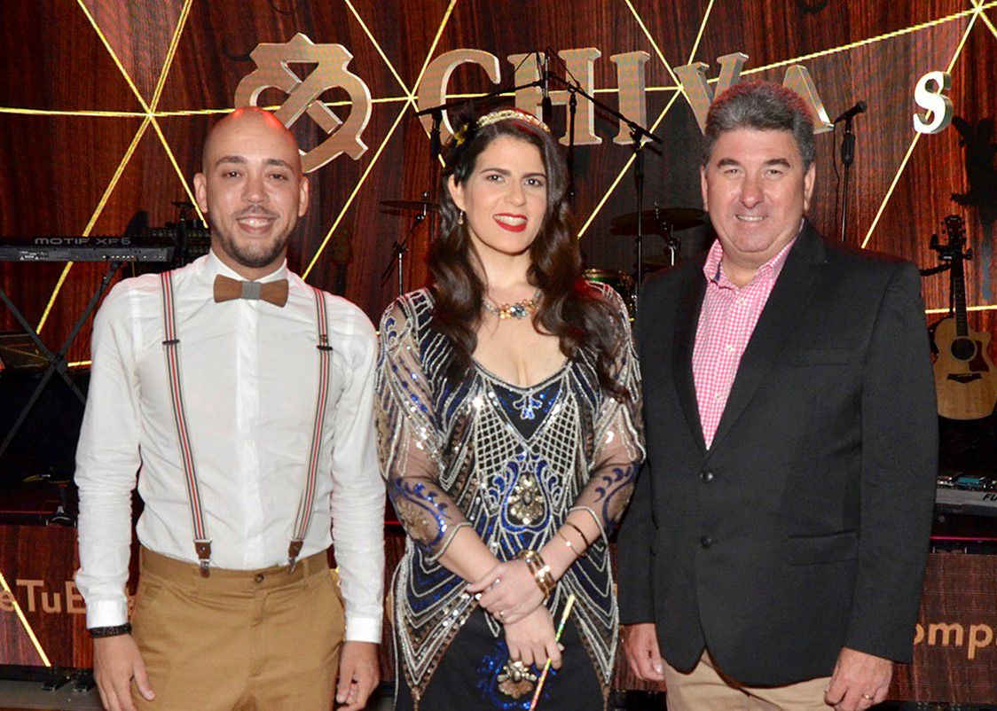  Eduardo Santos, Ganador final de la segunda fase del Reality Show Online Comparte tu Éxito, Dashiel Duran, Gerente de Marketing de Pernod Ricard Dominicana y el Embajador de Reino Unido en República Dominicana, Sr. Chris Campbell.