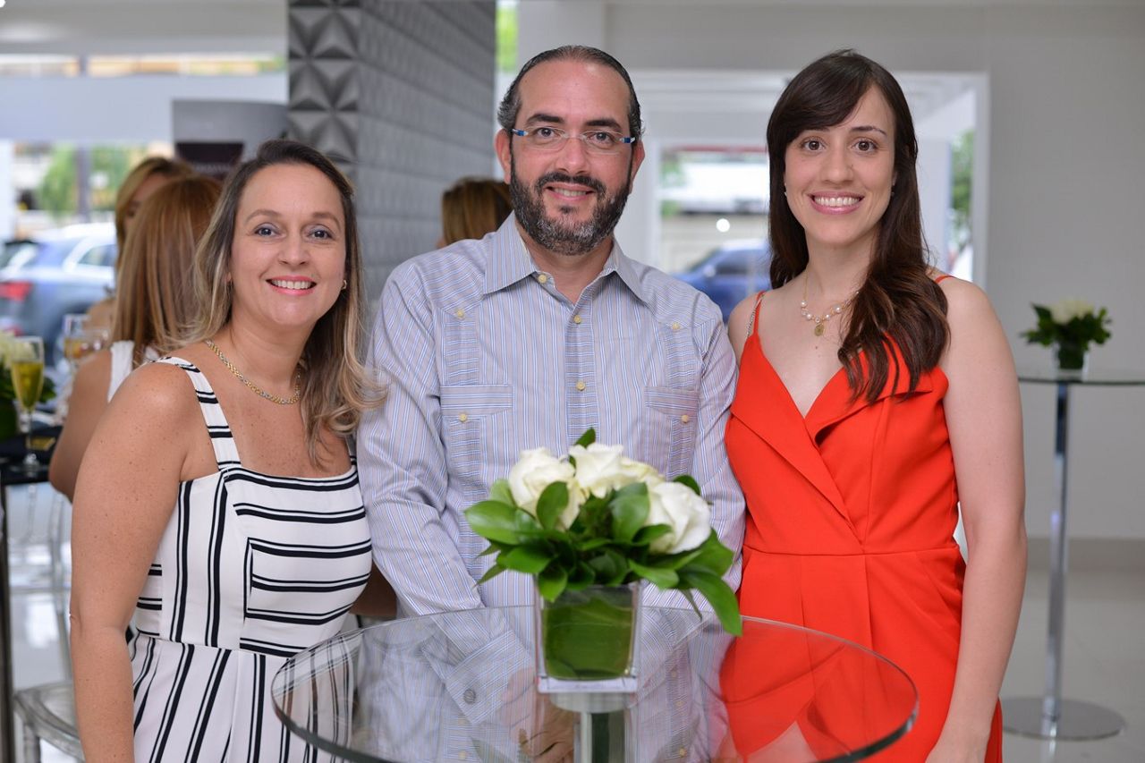 Michelle de Molina, Adrian Molina y Paola Checo.