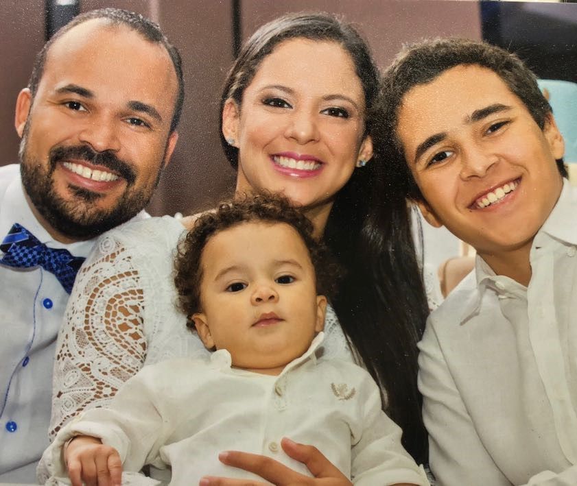 Director de la Unidad de Oftalmología y Catarata. 

Servando Manuel Santana Rodríguez es médico oftalmólogo, con una subespecialidad en Cirugía Catarata, Córnea y Refractiva. También es el director médico de la Unidad de Oftalmología y Catarata. 

Al igual que los demás padres de la Galería, Santana explica que ser padre cambió su vida: “Para mí ser padre significa ser una fuente de amor, entrega y apoyo incondicional; ser responsable, ser ejemplo a seguir, trabajar arduamente para proveer un futuro prometedor para mi familia, para mis hijos.”

El joven médico expresó que el mayor reto al que se ha enfrentado tras convertirse en padre
es el de encontrar un equilibro entre el trabajo y su familia. “El mayor reto ha sido luchar cada día para encontrar un equilibrio entre ser esposo, ser padre y ser oftalmólogo.”, puntualizó. 

Por el momento, el legado que desea dejar en sus hijos es la educación, responsabilidad y el ejemplo de trabajo honesto que le enseñaron sus padres. 

