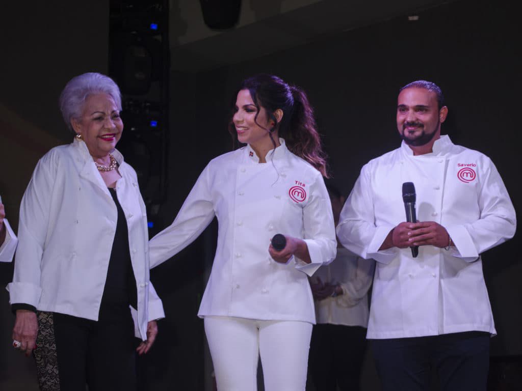 Veterana de la industria gastronómica dominicana

Esperanza Lithgow asegura que descubrió el amor por la cocina siendo una niña, por lo que al crecer convertirse en chef no fue una decisión difícil de tomar: “Soy Chef por vocación, cocino desde los 7 años”, confesó a Diario Hispaniola.

A través de los años ha realizado un sinnúmero de estudios para descubrir los sabores de diferentes culturas. De hecho, la combinación de sus conocimientos junto al desempeño en el ámbito culinario del país la ha colocado como una de las chefs más laureadas en sus años de profesión.

En sus más de 30 años de experiencia, ha formado parte de importantes instituciones públicas y privadas, ha sido docente en instituciones educativas, ha asesorado y diseñado menús para restaurantes y clubes del país, ha escrito tres libros de cocina e incluso ha producido programas de cocina para distintos canales de televisión.

Una de sus últimas participaciones especiales fue el renalito show de cocina Master Chef “Sabores del Caribe”, donde tuvo la tarea de asesorar al equipo de participantes que formó parte del programa. 

