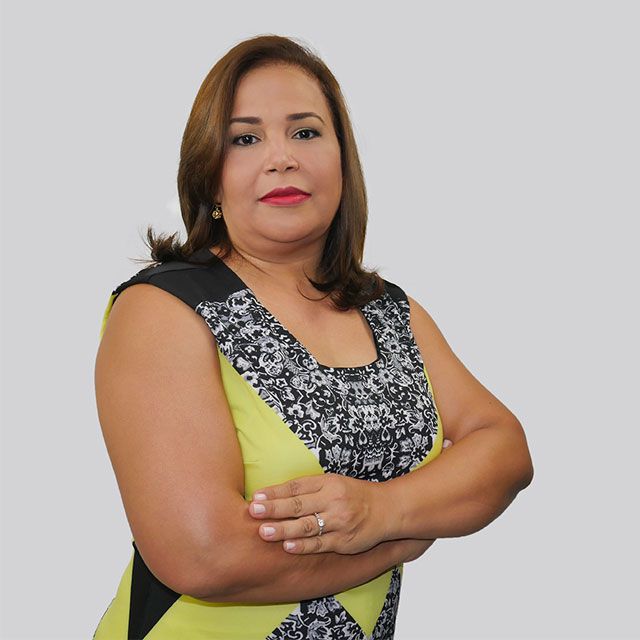 Xiomara Frías es sin duda una mujer que va detrás de lo que se propone pero con la particularidad de inspirar a otras mujeres a hacer lo mismo.  
Esta entusiasta y dinámica empresaria, posee más de 18 años de experiencia como consultora y conferencista internacional. Actualmente se desempeña como facilitadora del instituto de EMPRETEC, con apoyo al comportamiento emprendedor de la UNCTAD (ONU), impartiendo talleres en varios puntos del mundo.   
Es conocida por haber creado la Fundación Liderazgo en Tacones a través de la cual se realizan programas de empoderamiento y liderazgo femenino para inspirar a las mujeres a asumir y superar retos en cualquiera de los roles que les toque desempeñar.  
Sus eventos son muy concurridos por microempresarias interesadas en el tema de emprendimiento, pues son un espacio de inspiración y fortalecimiento sobre temas de liderazgo. De hecho, es experta en el manejo de consultorías para la gestión y desarrollo de MiPyMES y emprendedores, siendo responsable –además- de liderar la coordinación y manejo logístico de importantes eventos para empresas nacionales y organismos internacionales.