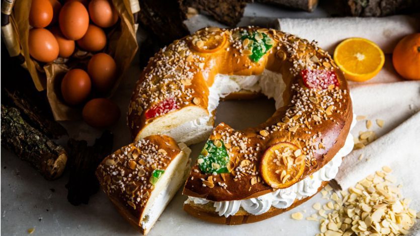 El Roscón de Reyes es una de esas tradiciones y recetas que yo creo que no se perderán nunca porque todos las adoramos y esperamos cada año que llegue otra vez el momento de probarlas.. Si hay alguna receta de Navidad que todos casi sin excepción probamos es el Roscón de Reyes. Sin embargo este año os reto a prepararlo vosotros mismos, o mejor aún, ayudados por vuestros hijos. Veréis cómo os sabe el doble de bueno… Luego sólo hace falta una taza de chocolate caliente y… ¡a esperar que vengan los Reyes Magos!

¿Sabes cuál es el origen del Roscón de Reyes? Dicen que el mayor promotor de este dulce fue el rey francés Luis XV. Cuenta la historia que el cocinero de la Corte, de origen eslavo, quiso agasajar al Monarca el día de la Epifanía con un roscón tradicional de su tierra, pero con una sorpresa en su interior: un medallón de diamantes que compró gracias a la colaboración de otros miembros del servicio.


Mientras que la tradición se perdía en Europa del Este, Luis XV quedó encantado con el invento y se dedicaría a propagarlo, con una moneda en su interior como sorpresa, entre la aristocracia francesa y europea. Así fue como, a lo largo del siglo XVIII, llegaría a España, donde recibió una excelente acogida. Pronto la costumbre pasaría de los nobles al pueblo llano, siendo Madrid y Sevilla importantes baluartes de esta obra maestra de la repostería. Poco a poco, todo el país y sus colonias (sobre todo México) se fueron dejando seducir por su sabor único.

¿Te animas a seguir el paso a paso de este Roscón de Reyes casero?

1 Roscón de Reyes en vídeo
2 Roscón de Reyes
3 Preparación del Roscón de Reyes:
Roscón de Reyes en vídeo


Roscón de Reyes
Ingredientes:

650 g de harina de fuerza
250 ml de leche tibia
25-30 g de levadura fresca
120 g de azúcar
120 g de mantequilla o margarina derretida
2 huevos y 1 yema
10 g de sal
2 y 1/2 cucharadas de agua de azahar
Piel rallada de 1 limón grande y 1 naranja

Para decorar:

Frutas escarchadas al gusto
Azúcar
1 huevo batido
Una naranja
Figuritas horneables
Preparación del Roscón de Reyes:
Primero se mezcla un poco de los 250 ml de leche tibia con 2 ó 3 cucharadas de la harina de fuerza. Se añaden 25-30 gr de levadura fresca desmenuzada y lo removemos todo. Se tapa y se deja fermentar unos 15 ó 20 minutos en un lugar cálido para que fermente.

Una vez la masa de arranque ha fermentado, en un bol grande añadimos el resto de la harina y vamos añadiendo poco a poco el resto de ingredientes: azúcar, ralladura de limón y naranja, sal, leche, 2 huevos, azúcar, la masa de arranque que teníamos en otro recipiente fermentando, el agua de azahar y por último la mantequilla o margarina derretida. Removemos hasta que quede una masa homogénea.

Roscón de Reyes

Enharinamos una superficie lisa, y amasamos durante unos minutos con nuestras manos. Si es necesario le añadimos un poco más de harina para poder trabajar bien la masa. Le vamos dando forma de bola a nuestra masa, y una vez bien amasada, la guardamos en un recipiente hermético o tapada con uno o dos paños húmedos durante un par de horas en un lugar cálido y sin corrientes.

Roscón de Reyes casero

Después de un par de horas la masa debe haber crecido aproximadamente el doble. La sacamos del recipiente y en una superficie lisa enharinada, la amasamos de nuevo y poco a poco le vamos dando forma a nuestro roscón. Con esta masa nosotros hemos hecho dos roscones, uno más grande y otro más pequeño, pero podéis hacer uno más grande o hacer dos medianos. Si vamos a hacer dos roscones, separamos la masa y amasamos cada una de ellas dándole forma y haciendo el agujero con los dedos. El agujero se hará más pequeño al hornearlo, así que es conveniente hacerlo grande. Los debemos dejar nuevamente reposar durante aproximadamente una hora bien cubiertos y en un lugar caliente, un buen truco es encender el horno previamente a 50°C y apagarlo, y meter los roscones en el horno apagado para que se mantengan calientes.

Roscón de Reyes paso a paso

Finalmente, podemos pintar nuestros roscones con huevo, y decorarlos a nuestro gusto, por ejemplo con fruta escarchada, naranjas confitadas, almendras laminadas, azúcar glass, o lo que prefiramos. Si queremos añadirle una figurita, es el momento de esconderla bien dentro de la masa.

Receta de Roscón de Reyes

Una vez tenemos nuestros roscones de reyes decorados, los metemos en el horno precalentado a 18o°C durante unos 20 minutos, si tenemos un roscón pequeño posiblemente esté listo a los 15 minutos. Los sacamos, los dejamos enfriar un poco y si nos gusta, podemos cortarlos por la mitad y rellenarlos de nata, trufa o nuestro relleno favorito.

 

