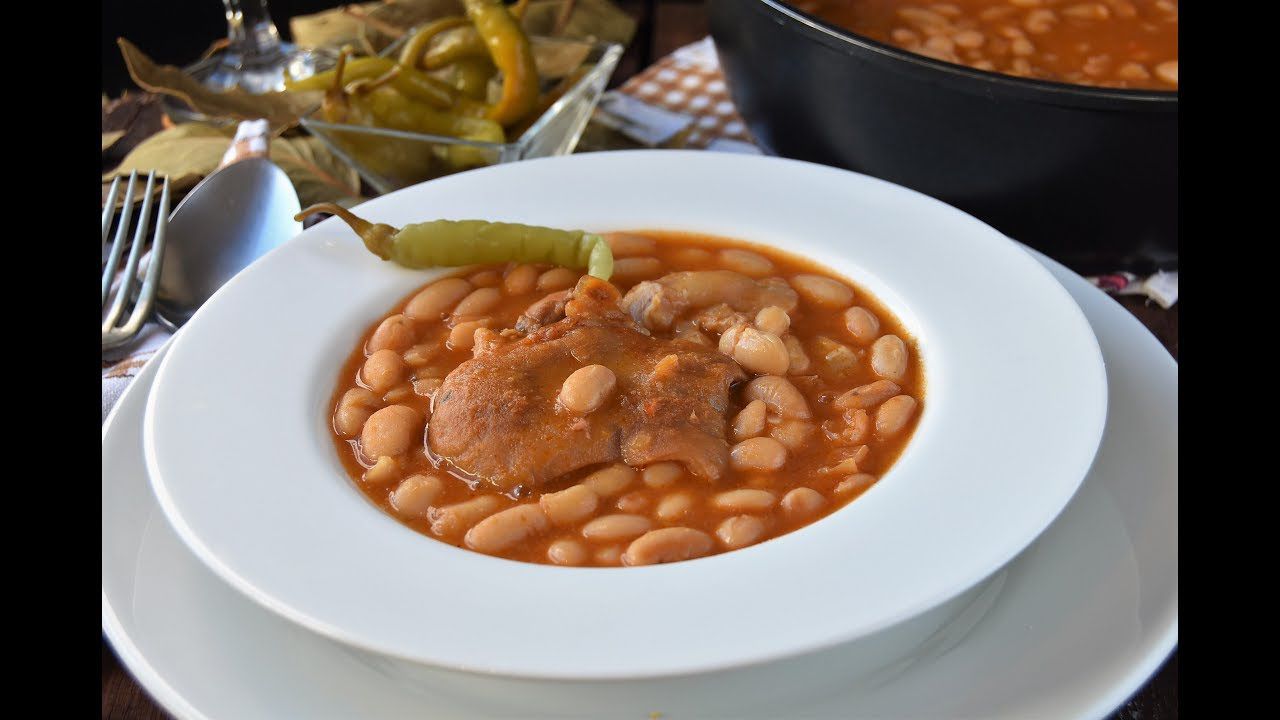 Ingredientes:
1 libra de carne de res y una libra de carne de cerdo
1 zanahoria grande - 1 cebolla grande
3 dientes de ajos - 2 tomates maduros grandes
300 gr. de habichuelas blancas
3 cucharadas de aceite de oliva
Medio vaso de vino seco
Una hojita de laurel
Sal y pimienta al gusto

Preparación:
1. Primero trocear la carne. 
2. En una olla poner aceite, añadir la cebolla triturada y los ajos machacados, sofreír bien y agregar la carne. Dejar que se sofría un poco y agregar la sal (al gusto), el laurel, la zanahoria en daditos. Dejar cocer todo el conjunto y luego añadirle el tomate bien triturado mientras se va removiendo para que no se pegue. Agregar luego el vino, dejar cocinar tapado unos 20 minutos a fuego medio.
3. Pasado los 20 minutos, incorporar las habichuelas. Si se seca mucho, agregar un poquito de agua y rectificar la sal si fuera necesario. Guisar más o menos por otros 25 minutos (a fuego medio) hasta que esté todo bien cocinado.
4. Servir con arroz blanco o papas al vapor.-

