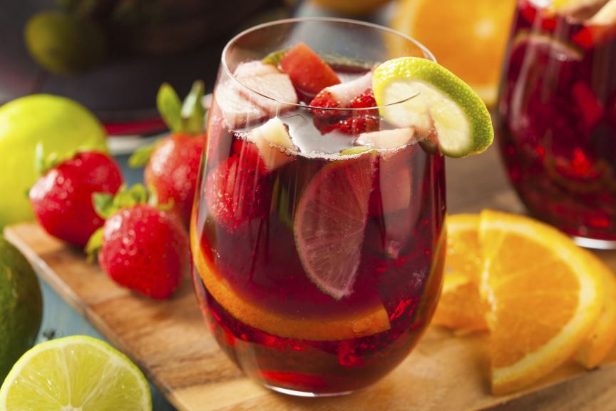 Ingredientes
33cl de vino blanco espumoso 
1 melocotón
2 ciruelas
1 limón
5ml de crema de Cassis 
Hielo

Prepararción:
1. Cortar en dos el melocotón y las ciruelas. En seguida los cortamos en trocitos y colocamos en una jarra. 
2. Agregamos unas gotas de jugo de limón y la crema de Cassis. Revolvemos y agregamos hielo. 
3. Vertemos poco a poco el vino espumoso revolviendo todo el contenido con cuidado  para no eliminar las burbujajs burbujas. 
4. Agregamos más hielo y servimos en copas de tipo flautas o en vasos cortos tipo old fashion.

Tiempo de elaboración: 15 minutos  | Dificultad: Fácil

Fuente: Directo al paladar
