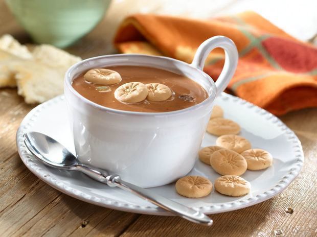 Ingredientes

1 Libra habichuelas rojas ablandadas con 1 astilla de canela
2 Latas leche evaporada 315g
1 Taza leche de coco , sin azúcar
1 Lata leche condensada 405G.
1/2 Taza Azúcar1 Ramita Canela
8 Unidades clavos dulces (8 Clavos dulces)
1/2 Cucharadita nuez moscada
1/2 Taza pasas
1 Libra batata pelada, cortada en dados, hervida con sal y escurrida
1 Cucharada grande extracto de vainilla
1/4 Cucharadita sal
1 Cucharada grande mantequilla

Preparación

-Paso 1: Licúa las habichuelas con su líquido, cuélelas, agrega las latas de leche evaporada y la leche de coco.

- Paso 2: Vierte la mezcla en una olla de fondo grueso, lleva al fuego, incorpora el azúcar, la lata de leche condensada y las especias. Deja cocinar a fuego medio por 15 minutos.

- Paso 3: Pasado el tiempo, agrega la batata, las pasas, la sal, la mantequilla y la vainilla. Continúa cocinando a fuego lento por 15 minutos más o hasta obtener la consistencia deseada. Retira del fuego y sirve fría o caliente.

Datos rápidos

- Tiempo de preparación: 1 Hora

- Cantidad de porciones: 10 Porciones

- Nivel de complejidad: Fácil

- Información Nutricional: 418 Kcal, 12g de proteínas, 60g de carbohidratos y 9g de Grasas totales.

