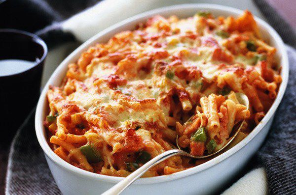 Autor: Recetas Life

Ingredientes
600 gramos de macarrones
300 gramos de tomate frito
Aceite de oliva virgen
Sal
Queso rallado para gratinar
6 litros de agua

Preparación
1. Toma una olla grande y pon agua a hervir. Debes poner una gran cantidad de agua, para garantizar que los macarrones se cuecen bien y que no se pegan. Añade también un poco de aceite al agua, y una pizca de sal.
2. Cuando el agua esté hirviendo, añade los macarrones, tapa la olla, y empieza a hacer la salsa.
Para la salsa
3. Mezclar el tomate frito con un poco de aceite, sal y, si lo deseas, un poco de pimienta o alguna otra especia. Remueve la mezcla hasta que todo el tomate se haya licuado ligeramente gracias al aceite y se haya salado un poco.
4. Retira la pasta de la olla y colócala en algún escurridor para quitarle el exceso de agua. Coloca la pasta en la fuente que vayas a utilizar o en los platos directamente, y añade la salsa por encima.
5. Añade un poco de queso para gratinar por encima, y dale un paso por el horno o el microondas, para que se produzca el gratinado. Debe ser un paso breve, para que no se dañe la pasta, que ya debería estar bien hecha gracias a la cocción.



