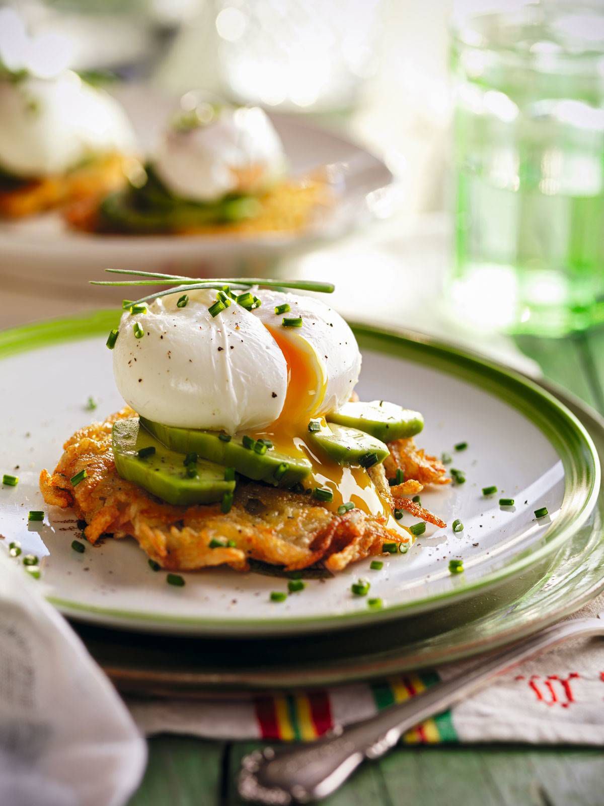 Ingredientes

(Para 4 personas | 45 minutos)
4 patatas
4 huevos
2 cucharadas de vinagre
2 aguacates
Unos tallos de cebollino
Aceite de oliva
Pimienta
Sal

Preparación

1. Pela las patatas, lávalas con agua fría y seca con papel absorbente de cocina. Pasa las patatas por un rallador grueso, y reserva en un cuenco. 
2. Condimenta las patatas ralladas con un poco de sal y pimienta, y y mezcla. Coge unas cuatro porciones de patata rallada y aplasta con la mano para ir formando tortitas.
3. Calienta un fondo de aceite en una sartén, añade una tortita y fríe unos 2 minutos por cada lado, hasta que se dore. Retira cada tortita con la ayuda de una espátula y déjalas escurrir en un plato forrado con papel absorbente. Repite la operación con las tortitas que quedan.
4. Pon al fuego una cazuela con abundante agua, una pizca de sal y el vinagre, y lleva a ebullición. Baja la intensidad y haz un remolino en el agua, removiendo con una cuchara de madera.
5. Incorpora los huevos con cuidado, de uno en uno, y cuece durante 3 minutos.
6. Retira con una espumadera y colócalos en una fuente.
7. Parte los aguacates por la mitad, retira el hueso y córtalos en láminas. Lava el cebollino, deja unos tallos enteros y pica el resto.
8. Distribuye las tortitas en 4 platos y añade encima el aguacate. Corona con los huevos poché y hazles un corte. Espolvorea con sal y pimienta, añade cebollino y sirve enseguida.

Fuente: Elmueble.com