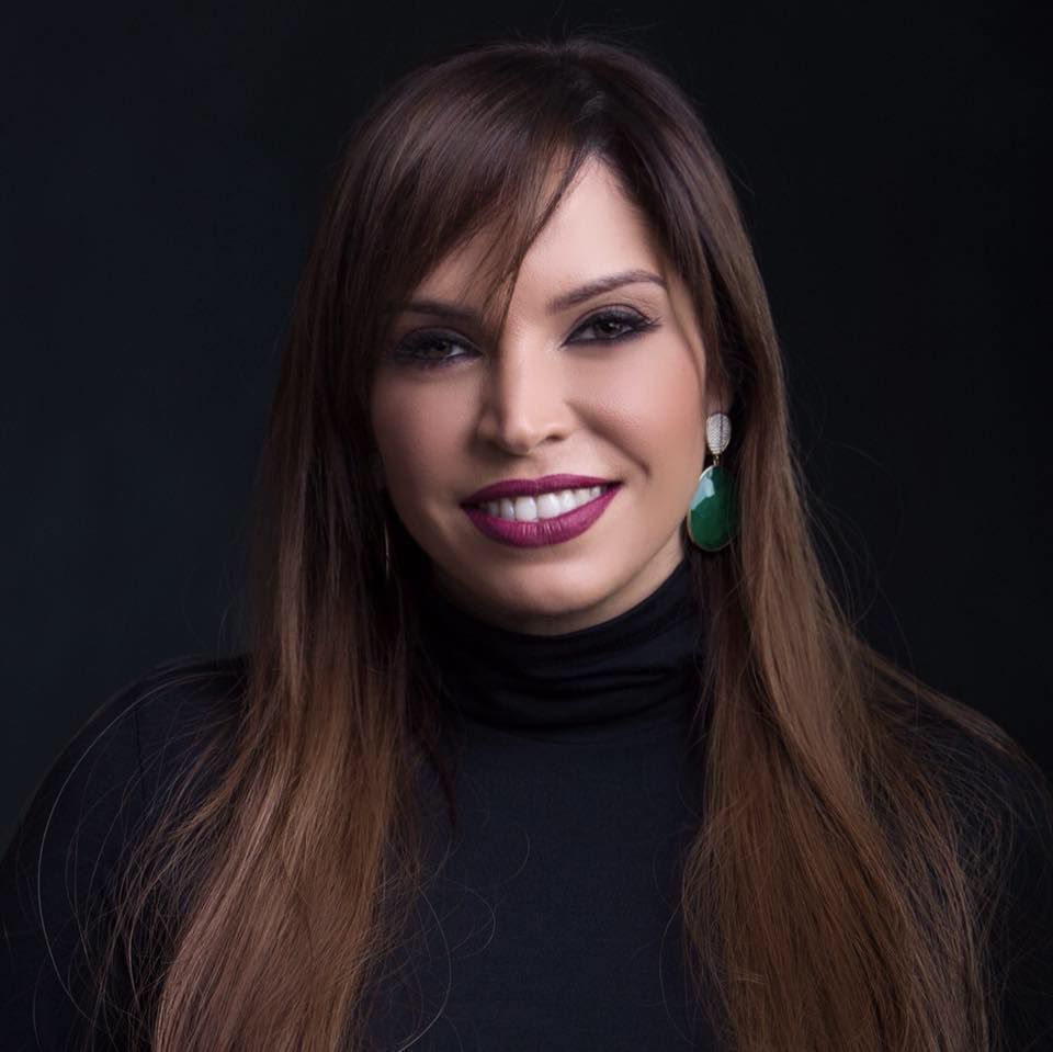 Linda Valette es una destacada empresaria y socia fundadora de Break It Project, desde donde trabaja en la actualización y acompañamiento integral a los líderes y a las empresas de todo el mundo. 

Vallette es especialista en las áreas de negocios, estrategia, liderazgo directivo dentro del sector financiero. Se graduó de la carrera de Administración de Empresas  en la Pontificia Universidad Católica Madre y Maestra (PUCMM) y cuenta una maestría en Alta Gerencia en el Instituto Tecnológico de Santo Domingo y especialización en Finanzas y Mercadeo Internacional en Boston University. 

Su trayectoria profesional de más de 20 años ha transcurrido en empresas líderes del sector financiero como CITI y asociación popular; pertenece a Mastery Academy de Tony Robbins, participó como expositora en diversas conferencias locales e internacionales; fue la primera mujer dominicana nombrada CEO de una institución financiera internacional, Banesco. 

La labor realizada en las diferentes posiciones que ha ocupado le ha llevado a obtener reconocimientos. La Revista Forbes la destacó entre las 20 mujeres más poderosas de la República Dominicana, mientras que la Revista Mercado entre las 50 mujeres más influyentes y como Revelación Empresarial. Obtuvo el premio Mujer FEM Emprende RD y la medalla al mérito profesional por  ANMEPRO; también se encuentra entre los 32 Grandes Dominicanos y entre los 100 CEO más destacados de Latinoamérica. 

Vallette asegura que la clave de su éxito está en la constante preparación. “Mantengo una constante actualización en mi trabajo y de las industrias. Esto, sumado al hecho de perseverar consistentemente, dar siempre lo mejor de mi sin esperar nada a cambio en lo profesional ni en lo personal es lo que me ha permitido obtener mis logros”, puntualizó.

En cuanto al papel de la mujer de hoy, considera que ha mejorado mucho, en comparación con décadas pasadas, pero que aún queda mucho por hacer. “Estamos escalando más espacios, aunque aún en los consejos directivos hay un vacío inmenso de mujeres en la mesa, nos queda un trayecto importante por delante en el sector privado y público”.

Aconseja a las mujeres a trabajar la confianza, identificar lo que quieren hacer, por cuáles motivos y tener las fuerzas de persistir a pesar de las adversidades.

“Con eso claro, lo que resta es tener un buen plan, documentarlo y seguirlo al pie de la letra con el apoyo y asesoramiento en los aspectos legales, financieros, impositivos que debes conocer. Es importante además, adaptarse a las necesidades del tiempo para que ofrezcas lo que la gente está buscando, lanzarse con el corazón y fluir, porque cuando nos confiamos y nos rodeamos de positivismo los resultados son diferentes”, finalizó.

