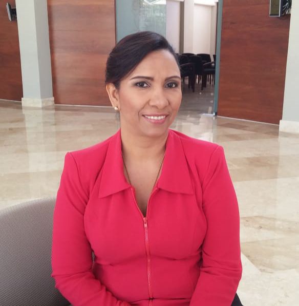 Maritza Monegro es psicóloga de profesión y, aunque se ha desempeñado en puestos gerenciales con gran satisfacción, la inquietud por crecer profesionalmente haciendo lo que le gusta -que es ayudar y guiar a las personas-, la llevó a iniciar en un área totalmente diferente de lo que había hecho hasta ese momento.

“En el 2011 inicié el proceso de ayudar familias en la toma de previsión de servicios exequiales como una forma de ayudar y organizar todo lo concerniente a la despedida digna”, explicó.

Según nos comenta, aunque el dominicano no tiene  del todo desarrollada esa cultura, se ha  logrado concienciar a muchas familias, lo que se ha traducido en  tranquilidad y un mejor manejo del gasto al momento de manejar la eventualidad que a todos nos toca.

