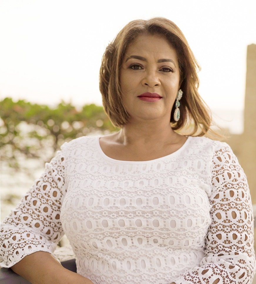 Maritza Valenzuela es directora ejecutiva de la Fundación AID FOR AIDS República Dominicana, una institución a través de la cual –junto a Claudia Messina, presidente de la junta directiva- provee tratamiento antirretroviral a personas que viven con VIH y Sida, especialmente a los medicamentos de tercera generación que no están disponibles en el país.
Aunque sus responsabilidades conllevan mucho esfuerzo y dedicación, asegura que encontrar el equilibrio entre su rol social y su rol de madre ha sido fácil pues según describe, “el trabajo social va muy ligado al profesional y nuestros hijos son adultos, por lo que podemos dar mayor atención a lo que tenemos día a día durante todo el año”.
