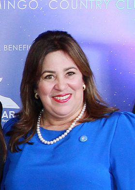 Jacqueline Herrera de Álvarez entiende que el papel de la mujer hoy en día es muy demandante, pues se debe aprender a ser madre, esposa, hija y amiga al mismo tiempo y sin fallar en ninguno de los roles. Según explica, encontrar el equilibrio entre todo y hacerlo bien es una tarea que se logra con dedicación, organización, entrega, compresión y mucho amor.  “Debes poder dar lo mejor de ti misma, mientras luchas por lograr el discernimiento para saber a qué dar prioridad en el momento determinado”.
Para ella, la maternidad es un desafío hermoso que no cambiaría por nada en el mundo. “Llevar en tu vientre una persona por nueve meses, luego acompañarlo en su etapa de crecimiento y después retirarte y ver los frutos es el mejor de los regalos. En mi caso soy madre de dos: un joven de 24 año, con mucho valores, y una joven de 23 con la condición de autismo”, confesó.
En el ámbito profesional, Herrera de Álvarez se desempeña como directora de la Fundación Manuel Álvarez Reyes (FUNDAMAR), una institución enfocada en entrenar y capacitar profesionales para el diagnóstico y la intervención del autismo. 
En las últimas semanas, desde FUNDAMAR ha colaborado con un grupo de fundaciones que se formaron a raíz de esta pandemia con el objetivo de ayudar a la comunidad autista. También ha motivado a los profesionales becados a diseñar herramientas para ayudar a las familias a lidiar con las dificultades de estar en cuarentena con los chicos en la casa.

