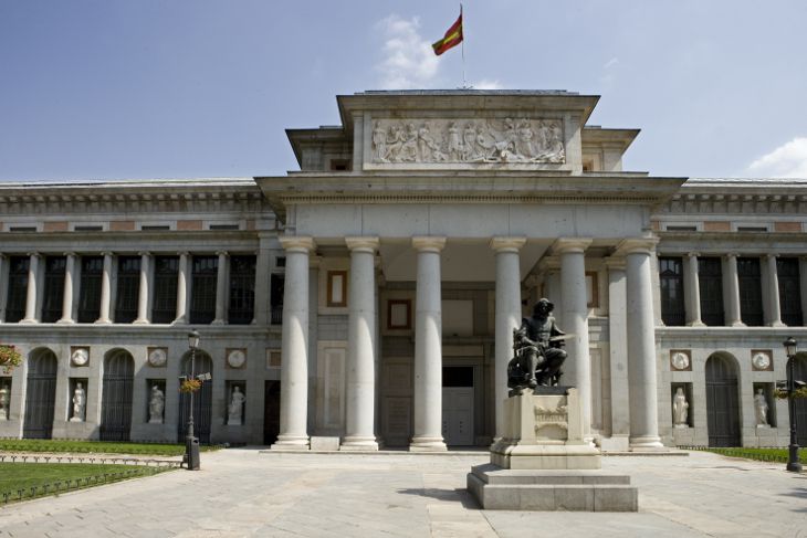  Museo del Prado [mu?seo ðel ?p?aðo] ), oficialmente conocido como Museo Nacional del Prado , es el principal museo de arte nacional español , ubicado en el centro de Madrid . Se considera que alberga una de las mejores colecciones de arte europeo del mundo , que data del siglo XII hasta principios del siglo XX, 