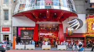 Madame Tussauds Nueva York: la ciudad que nunca duerme… ¡ni en cera!

Ubicado en el corazón palpitante de Times Square, el Museo de Cera Madame Tussauds de Nueva York es mucho más que una atracción turística: es una experiencia multisensorial que fusiona arte, historia y cultura pop en cinco pisos de pura fantasía. Con más de 200 figuras de cera, este museo invita a los visitantes a posar junto a íconos del cine, la música, el deporte, la política y el entretenimiento, en escenarios que capturan la esencia vibrante de la Gran Manzana2.

Desde su espectacular “Opening Night Party” —una sala ambientada como una alfombra roja repleta de celebridades— hasta su cine 4D del universo Marvel, cada rincón del museo está diseñado para sorprender. Los visitantes pueden sentarse en el famoso sofá de Jimmy Fallon, escapar de King Kong, cazar fantasmas con los Ghostbusters o vivir la emoción de Times Square en Nochevieja junto a figuras como Lady Gaga, RuPaul y Ariana Grande3.

La sede neoyorquina también ofrece experiencias interactivas como “Clown Chaos 7D”, una aventura multisensorial con simuladores de movimiento y efectos especiales, y “Glow Gala”, una fiesta en la azotea con las estrellas más brillantes del momento.

Situado en el 234 de la calle 42, el museo está abierto todos los días y es una parada obligatoria para quienes desean vivir Nueva York desde una perspectiva lúdica y sorprendente.
