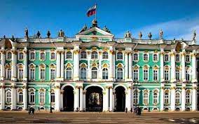 El Museo del Hermitage de San Petersburgo, Rusia, es una de las mayores pinacotecas y museos de antigüedades del mundo. La colección del museo ocupa un complejo formado por seis edificios situados a la orilla del río Neva, siendo el más importante de estos el Palacio de Invierno, residencia oficial de los antiguos zares. El resto del complejo arquitectónico lo forman cinco edificios, entre los que se encuentran el Palacio Menshikov, el Edificio del Estado Mayor y un recinto para almacenamiento abierto. El museo se formó con la colección privada que fueron adquiriendo los zares durante varios siglos, y no fue hasta 1917 cuando fue declarado Museo Estatal.

Su colección, formada por más de tres millones de piezas, abarca desde antigüedades romanas y griegas, a cuadros y esculturas de la Europea Occidental, arte oriental, piezas arqueológicas, arte ruso, joyas y armas. Su pinacoteca está considerada una de las más completas del mundo. El museo es uno de los más grandes del mundo. Fuente externa