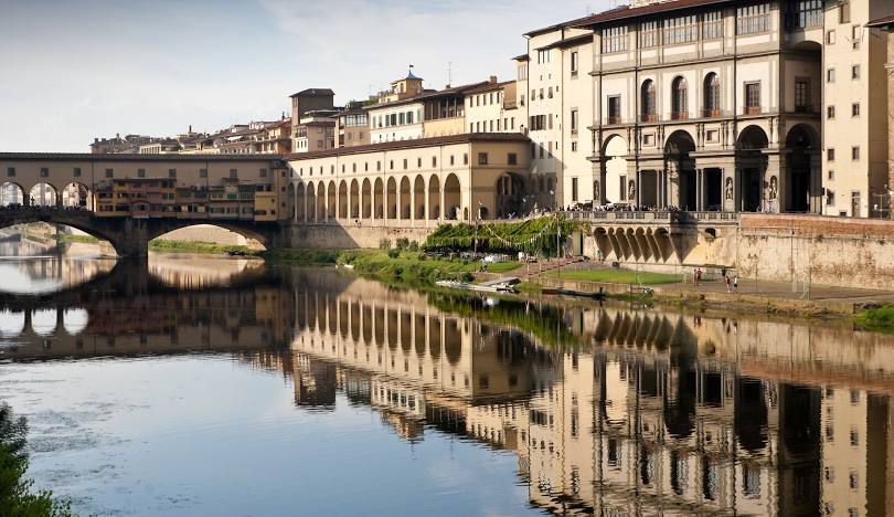 La Galería Uffizi (del italiano: Galleria degli Uffizi) es un palacio y museo de Florencia que posee una de las más antiguas y famosas colecciones de arte del mundo. Es una de las atracciones turísticas más visitadas de Florencia y la pinacoteca más concurrida de Italia, que en 2019 recibió 2,8 millones de visitantes.1?2?3?4?

Si bien tiene obras representativas de hasta veinte siglos atrás (como piezas romanas y griegas del siglo I a. C., así como colecciones de la Edad Media y modernas), Uffizi es famosa por sus obras maestras del Trecento, el Prerrenacimiento, el Renacimiento y el Barroco, de artistas como Giotto, Cimabue, Fra Angelico, Fra Filippo Lippi, Piero della Francesca, Sandro Botticelli, Domenico Ghirlandaio, Rafael, Miguel Ángel, Leonardo Da Vinci, Tiziano y Caravaggio, entre muchos otros.1?2?5?