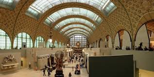  Museo de Orsay (en francés: Musée d'Orsay)
Musée d'Orsay
Esplanade Valéry Giscard d'Estaing - 75007 Paris

Conocido en el mundo entero por su rica colección de arte impresionista, el museo de Orsay es también el museo de toda la creación artística del mundo occidental de 1848 hasta 1914. Sus colecciones representan todas las formas de expresión, de la pintura a la arquitectura, pasando por la escultura, las artes decorativas, la fotografía.
Usted no dejará de deslumbrarse por la belleza del lugar: una estación con aspecto de palacio inaugurada para la exposición universal de 1900.
A finales del 2011, el museo abrió de nuevo la totalidad de sus espacios, completamente renovados, y sus nuevas salas: 400 m² adicionales para el pabellón amont, los artistas del post-impresionismo en pleno centro del museo, restructuración de la galería de los impresionistas, nuevo espacio de exposición temporal, sin olvidar la nueva decoración “acuática” del café des hauteurs realizada por dos diseñadores brasileños, los hermanos Campana.

¿Lo sabías?
El museo de Orsay, célebre por sus colecciones de arte y su notable arquitectura, fue la sede de las pruebas olímpicas de los Juegos de París 1900, con un gran banquete organizado por el comité organizador de las pruebas de tiro, y de los Juegos de 1924, cuando el Palacio de Orsay ofreció una recepción a las federaciones internacionales, marcando así su implicación en la historia olímpica.
