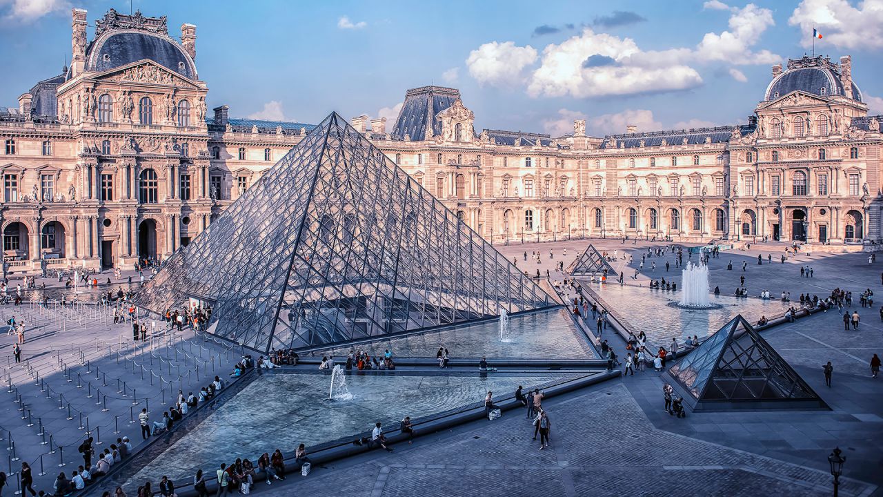 Es uno de los más prestigiosos y de los más visitados de todo el mundo. Está ubicado en Paris, Francia y cuenta con más de 35 mil piezas de exposición repartidas en los más de 200 mil metros cuadrados del edificio en el que se encuentra. 

Este museo destaca por las exposiciones de bellas artes, arqueología y artes decorativas.
