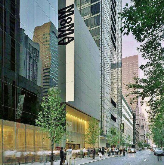 El Museum of Modern Art – MOMA- es conocido por ser el más importante del arte moderna de Nueva York. Fue inaugurado en noviembre de 1929 y desde entonces tiene como objetivo darle oportunidad a  las diversas posiciones culturales, artísticas, sociales y políticas de los artistas.
Su misión es compartir el arte moderno y contemporáneo con el público, por lo que reúne a personas con experiencia en muchas áreas. Conservamos, estudiamos y construimos la colección del Museo; cuidar a nuestros visitantes; diseñar y construir exposiciones; dirigir programas educativos y de creación artística; y mucho más. 
Cuenta con dos sucursales, una ubicada en Midtown Manhattan y otra en Queens. De igual modo, muchas de las obras que allí se exponen también pueden apreciarse en línea desde su página oficial.
Entre sus obras más importantes se encuentran: La noche estrellada de Van Gogh, Las Señoritas de Aviñón de Picasso, La Persistencia de la Memoria de Dalí e Interior holandés de Miró.
