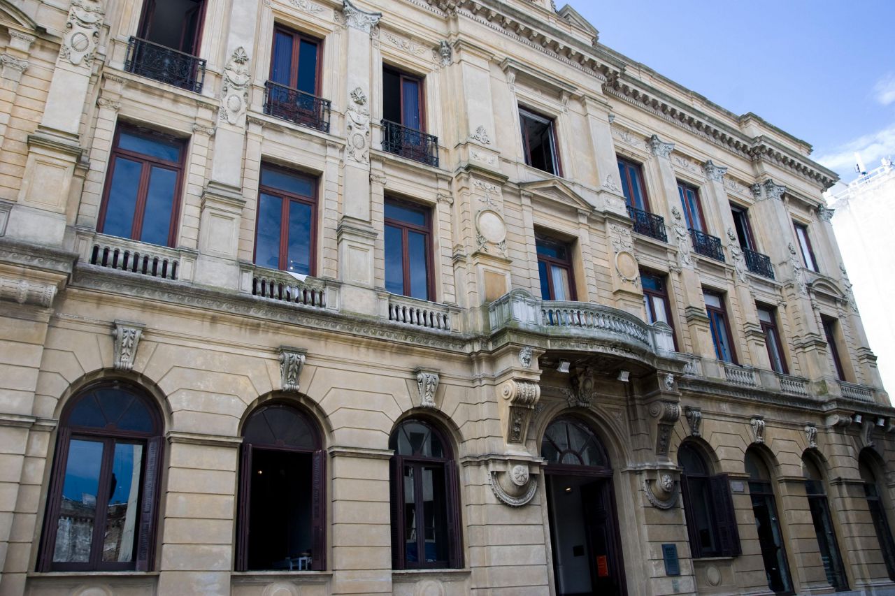 Este es uno de los más emblemáticos museos de Uruguay. Está ubicado en Montevideo, la capital de este país, y en su interior expone una gran cantidad de colecciones arqueológicas y etnográficas de los pueblos la población precolombina e indígena de los pueblos de América.

El edificio en el que se encuentra fue declarado como Monumento Histórico Nacional 1986 de Uruguay. 
Este muso considerado un emprendimiento Cultural, localizado  en el Barrio Ciudad Vieja, Montevideo, Uruguay.
El museo contiene valioso acervo arqueológico y etnográfico de los pueblos originarios de América. Exhibe, preserva y conserva expresiones culturales de creencias y tecnología estos pueblos. 

