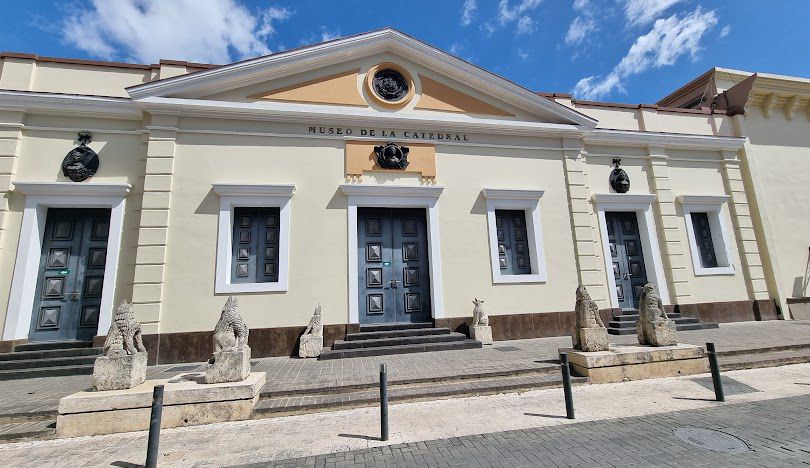 En la Ciudad Colonial de Santo Domingo, se esconde un manantial de historia, cultura y misticismo: el Museo de la Catedral. 
Ahora podrás descubrirlo en un recorrido guiado por este fascinante espacio ubicado en el restaurado edificio de la Real Cárcel de Santo Domingo, un escenario muy singular que, por sí solo, ya enciende la imaginación.
Actividades:
https://museocatedral.org.do/dosmundos

El museo está situado en la calle Isabel La Católica 103, Ciudad Colonial

 ¿Cómo llegar?
https://maps.app.goo.gl/Ye3h6MkhHhG8iGsv7

Museo de la Catedral de Santo Domingo, en la Ciudad Colonial, un recinto renovado y modernizado, destinado a fortalecer la oferta turística, cultural y religiosa del centro histórico. 
El presidente Luis Abinader describió el museo como un verdadero tesoro y una parte invaluable de la Ciudad Colonial y resaltó la importancia de este nuevo museo. 