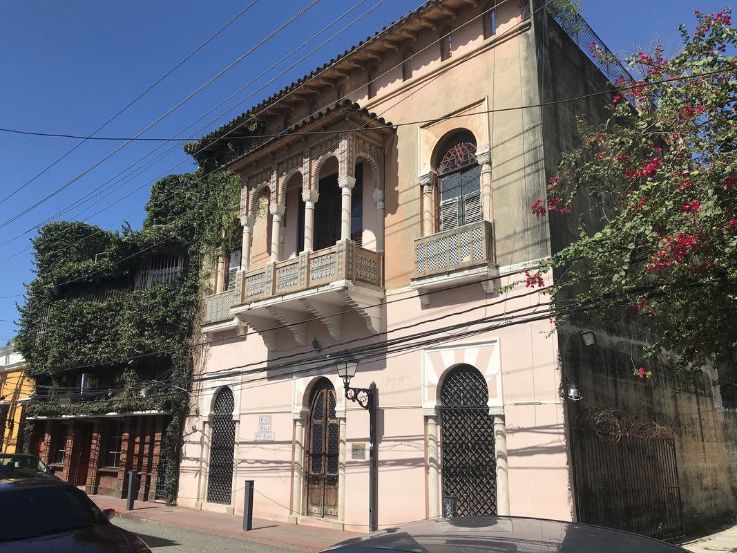 Está ubicado en  la calle José Reyes de la Ciudad Colonial de Santo Domingo en República Dominicana y es el único Museo de la Porcelana que existe en América Latina. 
Este Museo abrió sus puertas el 21 de julio de 1989 por iniciativa de la Fundación Violeta Martínez, Inc. que lo estuvo organizando durante 11 años después de haber sido incorporada, como tal, por Decreto del Poder Ejecutivo del 21 de Julio 1978.

 
El Museo contó para su creación con la colección en porcelana y objetos de arte donados por la Sra. Violeta Martínez, y con la mansión de dos niveles, estilo hispano-morisco cedida por la familia Vicini Cabral y que el arquitecto Benjamín Paiewonski adecuó debidamente. 
Desde su aparición, el Museo de la Porcelana, situado en en el corazón de la Ciudad colonial, zona turística por excelencia, ofrece un gran atractivo al turista y a todo público interesado en lo cultural. 
 
Diez galerías repartidas en ambos niveles, una biblioteca y un área de laboratorio y taller de reparación en la segunda planta, bellos jardines circundantes… La Biblioteca de monografías instruye al lector en el Arte Cerámico y, en el laboratorio y taller de reparación, la Sra. Violeta Martínez reconstruye las piezas de porcelana deterioradas: les devuelve su belleza de origen. Este trabajo, realizado por años paralelamente en talleres en Nueva York y Puerto Rico, le permitió a la Sra. Martínez, escribir “El Arte de la Porcelana”, obra publicada por la Fundación. 
 
En sus jardines y espacios interiores, el Museo celebra cursos, cursillos, conferencias, exposiciones temporales, recepciones y cenas bajo el tema del Arte cerámico. Pero en ocasiones ha expuesto fuera de su sede: en el Museo del Hombre Dominicano, en el Jardín Botánico, en APEC, en la Alianza Francesa y también en las ciudades de San Pedro de Macorís y Santiago. 
 
Son todas actividades de tipo educativo, de carácter cultural o recreativo que persiguen difundir y exponer el Arte de la Porcelana de manera a hacerlo apreciar en su forma más cabal. Este es y ha sido el principio del Museo de la Porcelana desde su fundación: Hacer entender la importancia de esta práctica milenaria, no simplemente como arte en sí, sino en interrelación con el contexto histórico que lo produce.