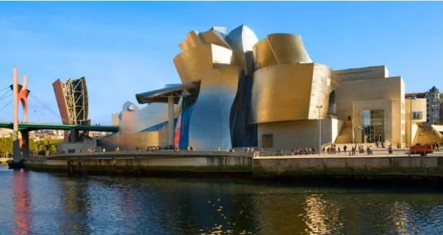 La idea para el museo surgió durante un período de gran regeneración urbana en Bilbao, a finales de la década de los ochenta del siglo pasado, gracias a la colaboración entre las autoridades vascas y la Fundación Solomon R Guggenheim.