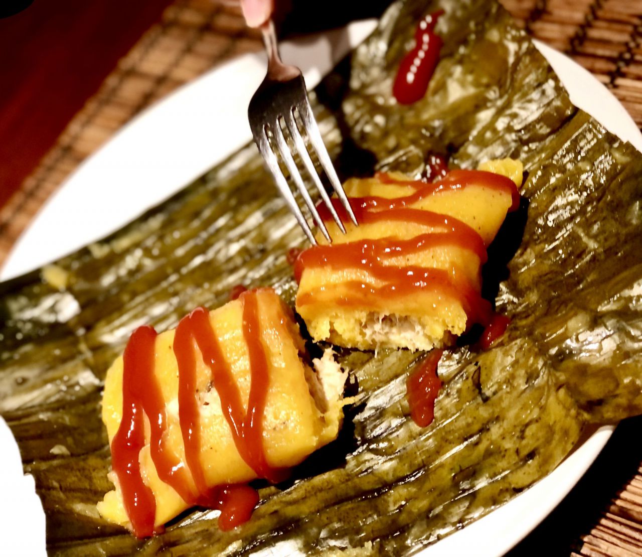 Los pasteles en hoja son un plato clásico de la gastronomía dominicana que no puede faltar en la mesa durante las fiestas navideñas.

En países de Centroamérica y Latinoamérica son confundidos con los tamales por su parecido en la 
preparación y presentación, sin embargo son diferentes, sobretodo en saber.

Se preparan a base de tubérculos, como el plátano, los guineos verdes o la yuca, y en su interior se rellenan con carne de res o de pollo.