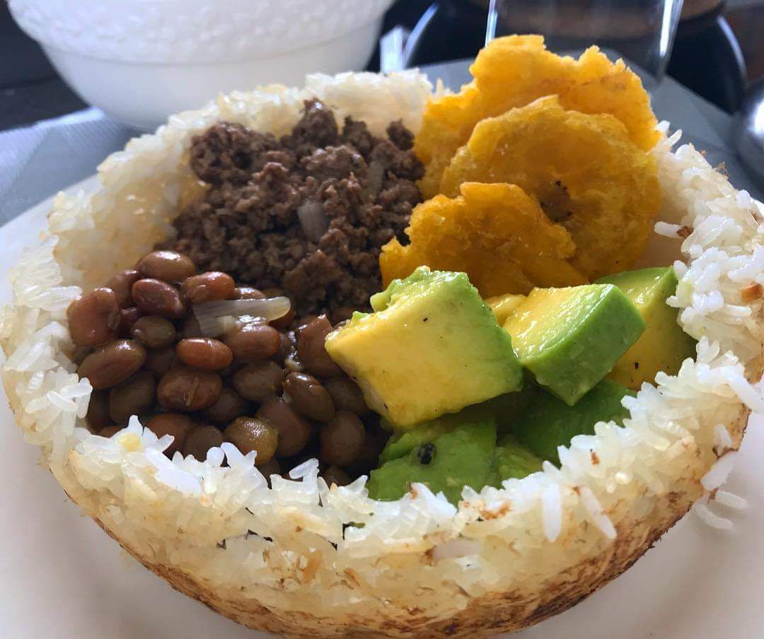 Hemos incluido este  plato que simboliza nuestra bandera dominicana. Se prepara con arroz, habichuelas y carne. Esta presentación fue elaborada por la reconocida chef dominicana Jacqueline Henríquez, quien ha sido merecedora de innumerables reconocimientos por su creatividad y por realzar la cocina criolla.