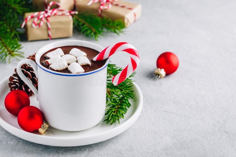 Autora: Mirna Pimentel

PROCEDIMIENTO :
Comprar el hombre de nieve, en cualquier chocolatería, viene hecho de chocolate, blanco y normal.

Relleno de Mashmalows
1- Poner el hombre de nieve en medio de una taza de cristal transparente, para ver el espectáculo.

2- Echarle leche caliente por encima para que se vaya derritiendo y se forma el chocolate, al final flotan los mashmalows. Moverlo con astilla de Canela, ponerle una pizca de nuez moscada. Si gusta agregar algún licor puede hacerlo. 
Sencillamente espectacular en sabor y visualmente!

Hazlo y lúcete con tus invitados.

Foto: Fuente externa.