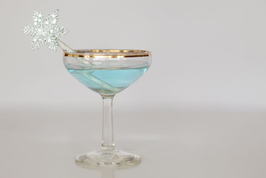 INGREDIENTES
- 1 oz de licor Curazao Azul (Blue Curaçao)
- 1 oz de vodka
- ½ taza de jugo de limón
- 1 cereza para decorar o una rodaja de limón
- Hielo

INSTRUCCIONES
1. Mezcla el jugo de limón con los licores en una jarra o prepáralos por separados en vasos largos para tragos.
2. Por último colocar la rodaja de limón, una cereza y el sorbete (popote).
3. Sirve con bastante hielo.

Consejo: Puedes sustituir el jugo de limón por el de piña, si lo haces, puedes también reemplazarla rodaja de limón por una de piña.

