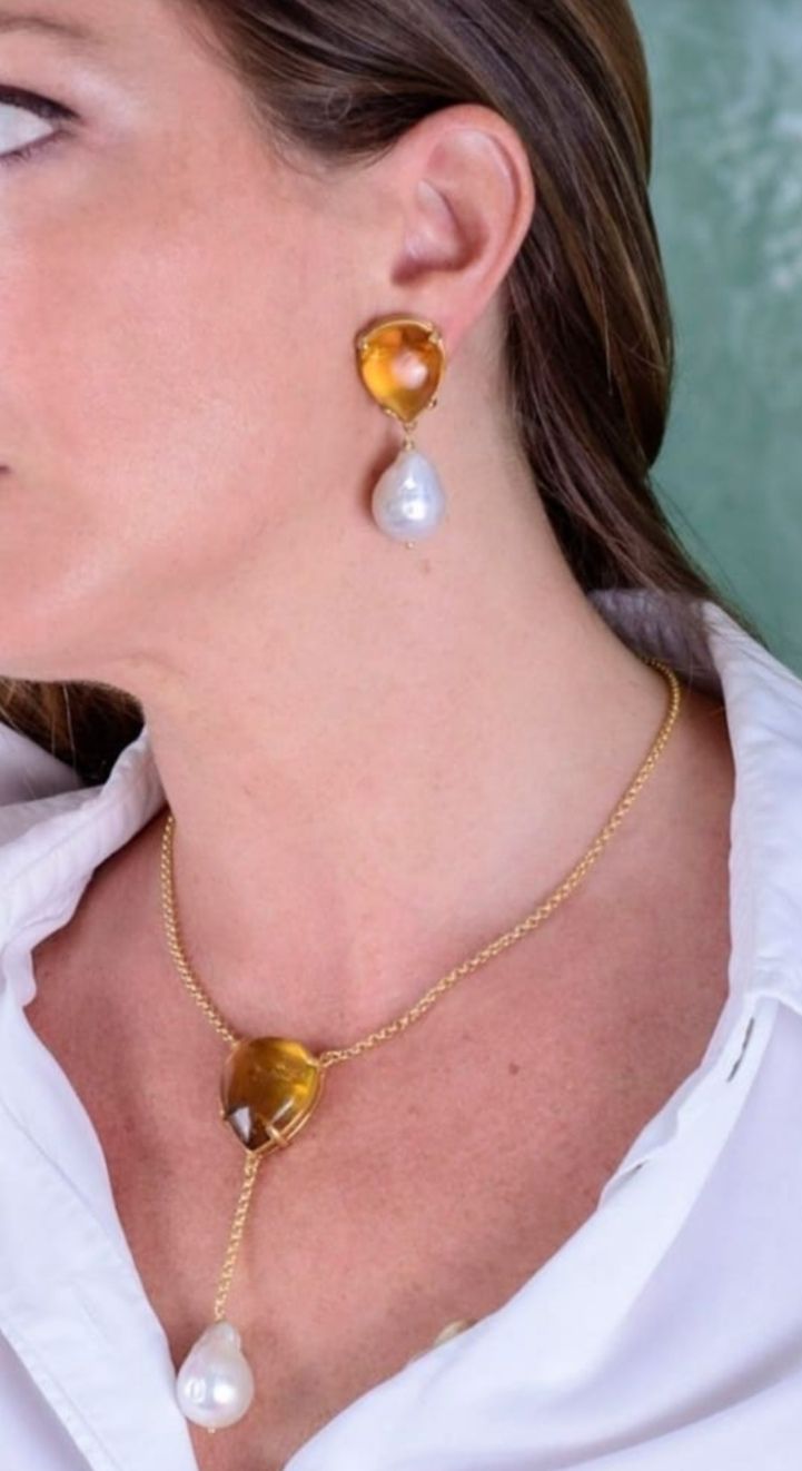 Es una tienda en la que se ofrecen joyas hechas a base de larimar creada por María del Carmen Goicochea, una empresaria que debido a la pandemia se reinventó para ofrecer sus creaciones de manera digital.
Sus accesorios son delicados, exclusivos y muy elegantes. La variedad es quizás algo que les caracteriza, pues además de collares y aretes, también diseñan sujetadores para lentes y mascarillas, algo que en los tiempos que vivimos, sería un regalo ideal.
Para comunicarse con la marca, pueden seguirlos en Instagram @larimarlahispaniola o llamar al teléfono 809-350-2172 y contactar a  Mariana Alter o María  del Carmen Goicochea. 
