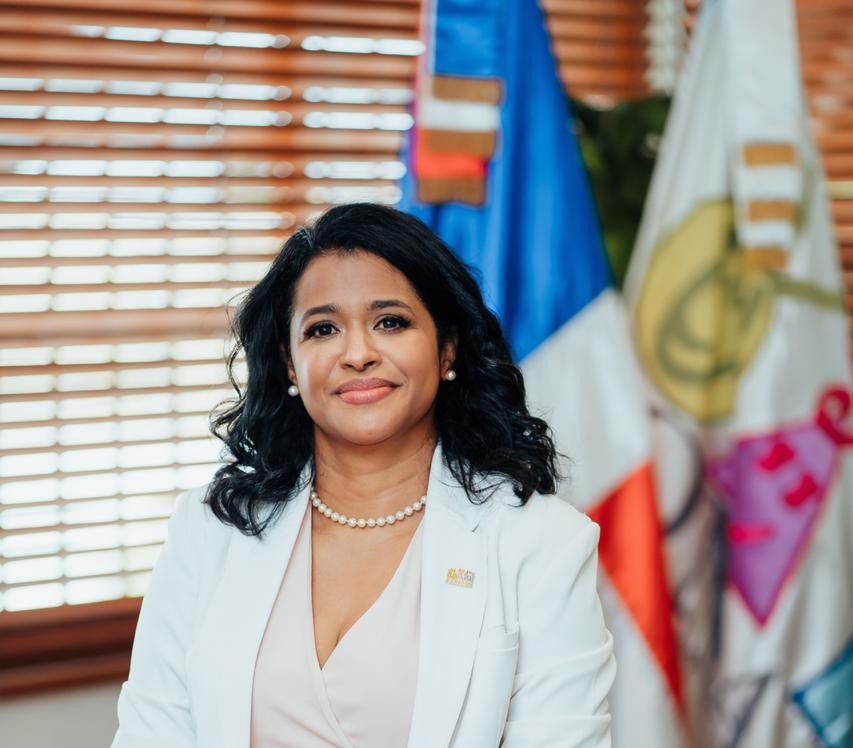 Paula Disla
Actriz, productora y gestora cultural, Paula Disla es una figura emblemática de la República Dominicana que ha sabido unir el arte con el compromiso social. Conocida por su entrañable personaje televisivo “María Moñito”, conquistó al público infantil y se convirtió en un referente de cercanía y alegría.

Su trayectoria trascendió los escenarios para enfocarse en la defensa de los derechos de la niñez. Como presidenta del Consejo Nacional para la Niñez y la Adolescencia (CONANI) impulsó políticas contra el matrimonio infantil y a favor de la protección integral de niños y adolescentes. Actualmente, se desempeña como viceministra de Relaciones Internacionales del MESCyT, fortaleciendo los vínculos académicos y culturales del país.

Paula Disla representa la fuerza de una mujer que, desde el arte y la gestión pública, ha trabajado por un futuro más justo y humano para la infancia dominicana.