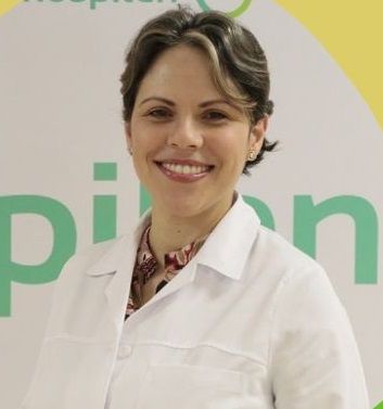 Carolina Coronado
Carolina Coronado es doctora egresada Cum Laude del Instituto Tecnológico de Santo Domingo y cuenta, además, con especialidad en el tratamiento de enfermedades infecciosas.
Desde el 2003 trabaja como coordinadora de estudios de investigación clínica en el departamento de enfermedades infeccionas del Hospital Dr. Salvador B. Gautier así como especialista en Enfermedades Infecciosas del Hospital de las Fuerzas Armadas, puesto que también ocupa en Hospiten Santo Domingo desde el 2017.
Desde su posición, ha trabajado de manera directa en investigaciones relacionadas al comportamiento del coronavirus en el país, llegando a colaborar con Diario Hispaniola para compartir información de valor para el conocimiento ciudadano respecto a cómo prevenir el contagio del covid-19 durante el tiempo de pandemia. 
