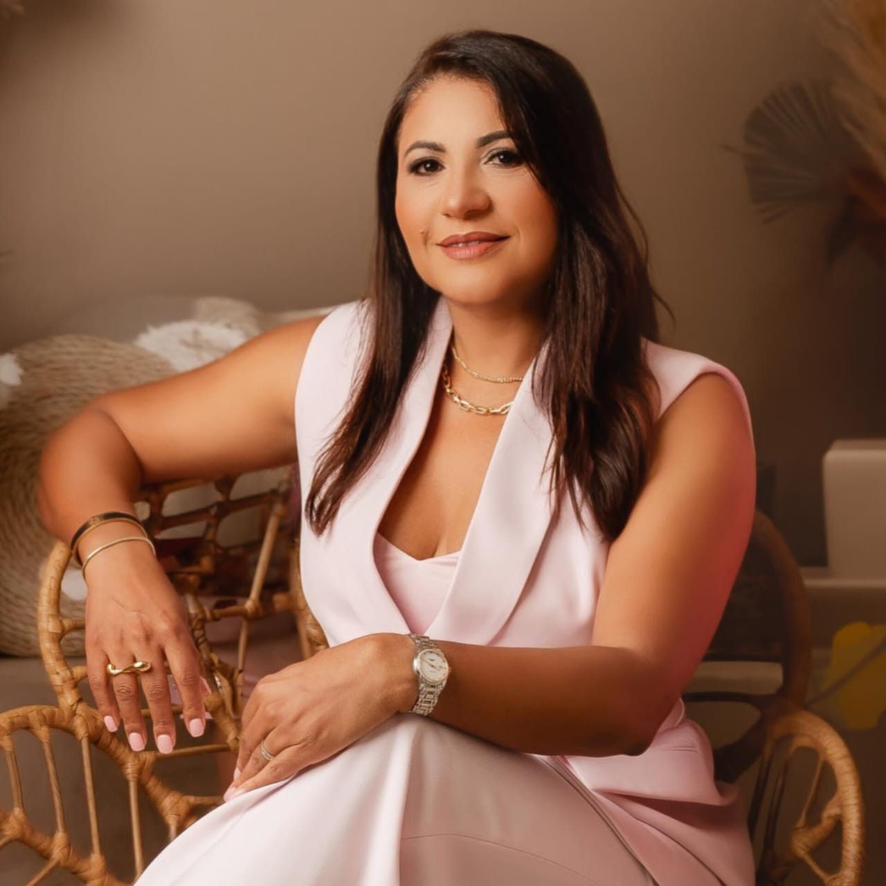 Gladys Ramírez  
Abogada y empresaria con maestría en Alta Gerencia y Coaching Ejecutivo. Con visión y perseverancia, transformó junto a su esposo un pequeño negocio en el reconocido Parador Corazón de Jesús en Jarabacoa, símbolo de emprendimiento y éxito gracias a sus famosas costillitas de cerdo. Su capacidad de innovación y liderazgo la han llevado a ocupar la presidencia del Cluster Turístico de Jarabacoa, desde donde impulsa iniciativas que fortalecen el desarrollo comunitario y posicionan a la mujer como protagonista del cambio.