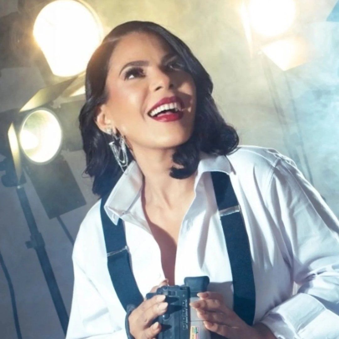 Raquel Cabrera
Raquel Cabrera es administradora de empresas de formación, con estudios en negocios y alta gerencia. A partir de esa sólida base académica, orientó su carrera hacia el fascinante mundo de la comunicación, especializándose en locución, oratoria y liderazgo comunicacional.
Su vocación se centra en acompañar a profesionales, líderes y emprendedores en el desarrollo de su voz y en la capacidad de comunicar con claridad, presencia y propósito. Con una trayectoria que combina la mentoría en oratoria y comunicación estratégica, la producción radial, la conducción de eventos como maestra de ceremonias y la asesoría en comunicación corporativa, Raquel ha construido un perfil versátil y profundamente comprometido con el poder de la palabra.
En esencia, su trabajo consiste en ayudar a las personas a ordenar sus ideas, encontrar su voz y proyectar su mensaje con seguridad y autenticidad.
Más allá de su vida profesional, Raquel es madre de dos jóvenes: Paula María, psicóloga con mención en educación especial, y Alejandra, estudiante de Veterinaria.
Consciente de los avances logrados por las mujeres en la República Dominicana, Raquel destaca: “Hoy vemos a muchas mujeres dominicanas emprendiendo, creando proyectos, liderando equipos y generando valor en distintos sectores. Sin embargo, todavía enfrentamos retos importantes. El emprendimiento femenino necesita seguir fortaleciéndose con más formación, mentoría y acceso a redes de apoyo que permitan a las mujeres consolidar sus ideas y convertirlas en proyectos sostenibles.”
Desde su perspectiva, la mujer dominicana posee talento, creatividad y una gran capacidad de trabajo. Cuando esas cualidades se combinan con preparación y visión estratégica, los resultados pueden ser extraordinarios.
