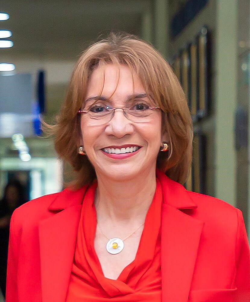 En el Día Internacional de la Mujer, celebramos a Nurys Presbot de Michel, una mujer cuyo ejemplo encarna la dedicación, el sacrificio y el liderazgo. Nurys ha sabido equilibrar con maestría su rol de madre amorosa con el de destacada profesional en el ámbito económico, diplomático y de la alta dirección pública. Su capacidad para darlo todo, tanto a su familia como a su país, es testimonio de su fortaleza y compromiso.

Como madre, ha guiado a sus hijos y nietos con amor incondicional, inculcando en ellos valores de responsabilidad, respeto y excelencia. Como funcionaria, ha demostrado una trayectoria impecable, acumulando reconocimiento tanto a nivel nacional como internacional. Su contribución al desarrollo económico y social de la República Dominicana resalta como un legado invaluable.

Nurys es un recordatorio inspirador de que las mujeres tienen el poder de trascender fronteras, rompiendo esquemas y dejando huellas indelebles en cada ámbito en el que participan. Su vida es, sin duda, una celebración de la grandeza femenina en todas sus facetas. ¡Hoy y siempre, honramos su historia y la de todas las mujeres que, como ella, transforman el mundo!

