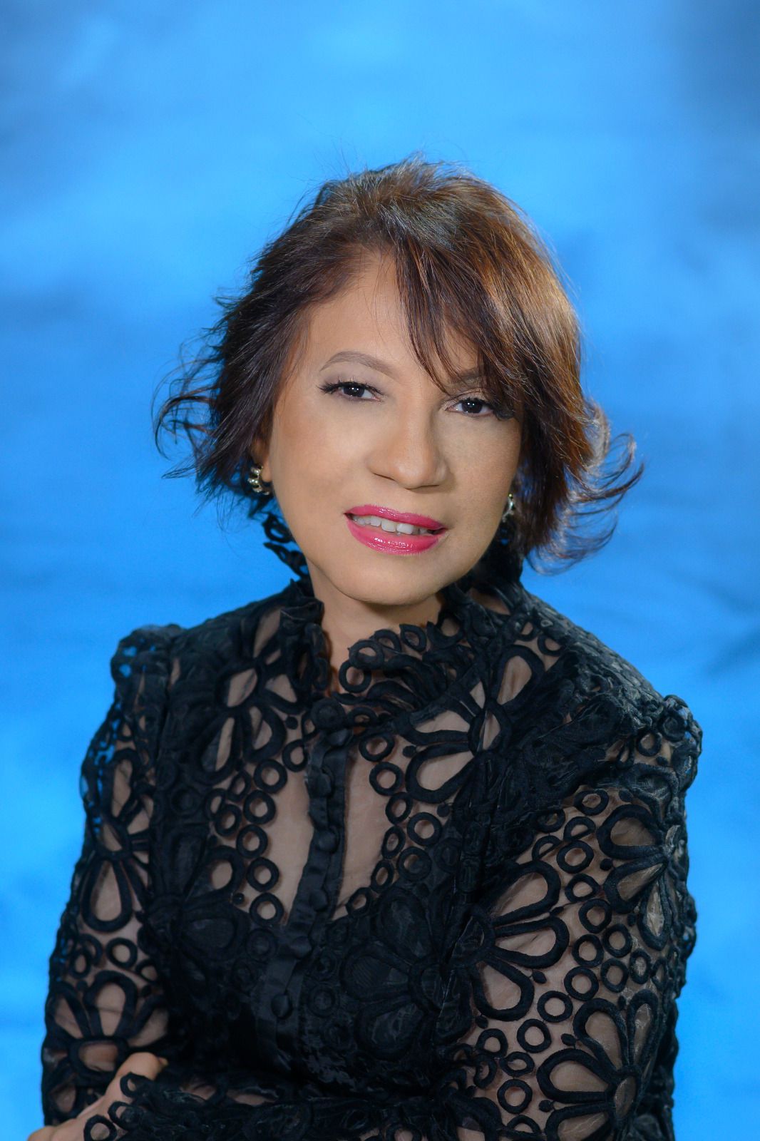 YLONKA NACIDIT-PERDOMO 
Escritora, investigadora Senior  de género, editora.

Es especialista en historicidad, genealogía, «Contra-Historia» de los siglos XIX y XX, violencia en «los saberes», medievalismo, ficcionalidad creativa, género y cultura en general. 

Es Directora-fundadora del portal digital REPÚBLICA FÉMINA. Historiadora de la fotografía. Custodia del legado documental de Belkiss Adrover de Cibrán y Frank Adrover Mercadall, denominado la «Colección fotográfica Adrover». Albacea literaria e iconográfica de: Abigail Mejía (1895-1941) y de Hilma Contreras (1910-2006).

Es autora de la CONTRA-HISTORIA LAS SUFRAGISTAS (2008), en  cual se basó el primer documental para la televisión nacional con perspectiva de género producido por Jatnna TAVARES y Martha CHECO.

Realizó la curaduría de las exposiciones fotográficas «Belkiss Adrover de Cibrán: Archivos fotográficos inéditos. 1948-1973», en el Museo Bellapart (2018), «Maricusa Ornes: personal y única, múltiples miradas» en el Museo Bellapart (2028) y «Abigail Mejía: No le pongamos alas a la imaginación» en el 2019 en el Centro Cultural de España (CCE) en Santo Domingo.

Actualmente es Firma del diario digital Acento.com.do con su columna «Dentro del bosque».