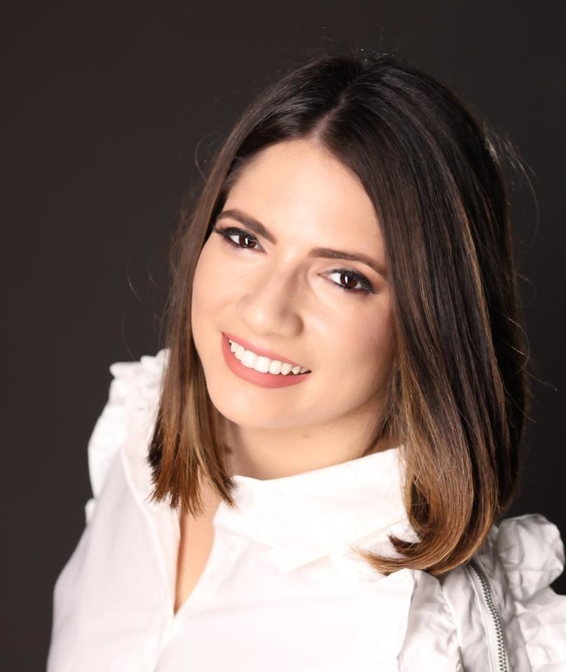 Nicole Rizik es una abogada experta en Competencia, Derecho de los Negocios, Derecho de los Consumidores y Derecho Contractual. Es socia de Umbra Strategy Consulting pero también ha emprendido otros proyectos profesionales y personales como la cuenta de Instagram @mamipulpord, el Podcast “El Club de las 4am” y la plataforma “Start Me Up!”. 

Rizik explica que las claves que le han permitido conjugar su rol como mujer emprendedora y madre de dos pequeños, Javier Nicolás, de 5 años, y Milo Sebastián, de 3 años, ha sido aprender a balancear los roles. 

“Con esto no quiero decir que todos los días me divido en todos ellos de manera equitativa, pero sí he aprendido a priorizar lo que es necesario cada día de manera que hay momentos en los que puedo ser más abogada, otros más mamá, otros más esposa y otros más podcaster o creadora de contenido”, explicó a Diario Hispaniola.

Añadió además que es muy importante aprender a darle valor acciones que a veces pasan desapercibidas. “Me siento igual de realizada al terminar de redactar un contrato que cuando hago la compra de la casa y no se me quedó nada”, confesó.

Invitó a las madres valorar las cosas pequeñas que hacemos por nuestra familia y que a veces subestimamos. 


